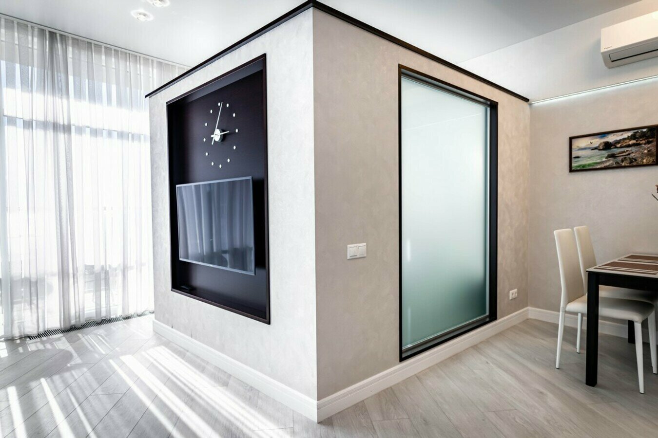 Дизайнерская студия с балконом! Пляж и набережная в 5 минутах!