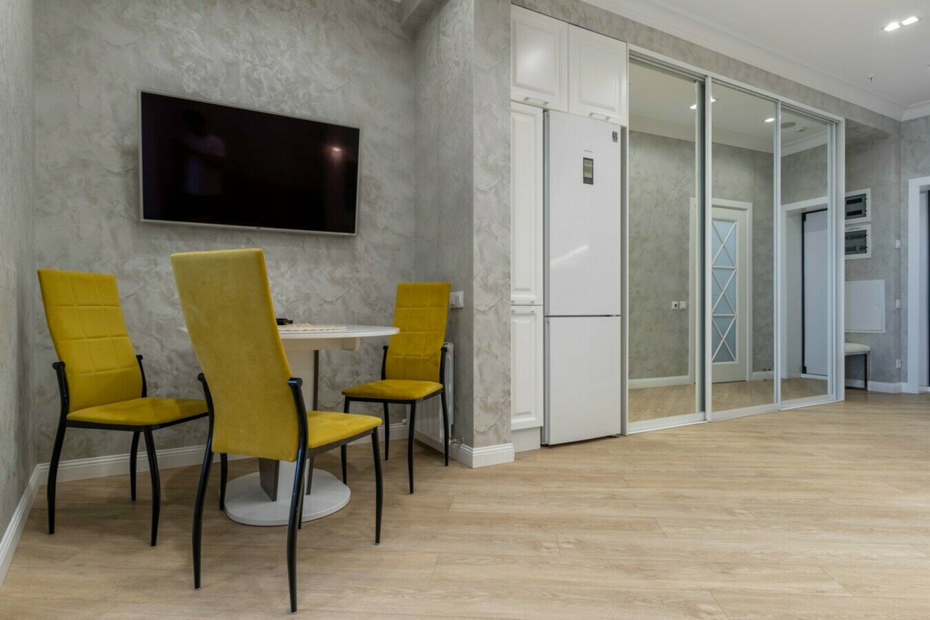 Трехкомнатный ЛЮКС с балконом! Прямой вид на море! Пляж и набережная в 5 минутах!