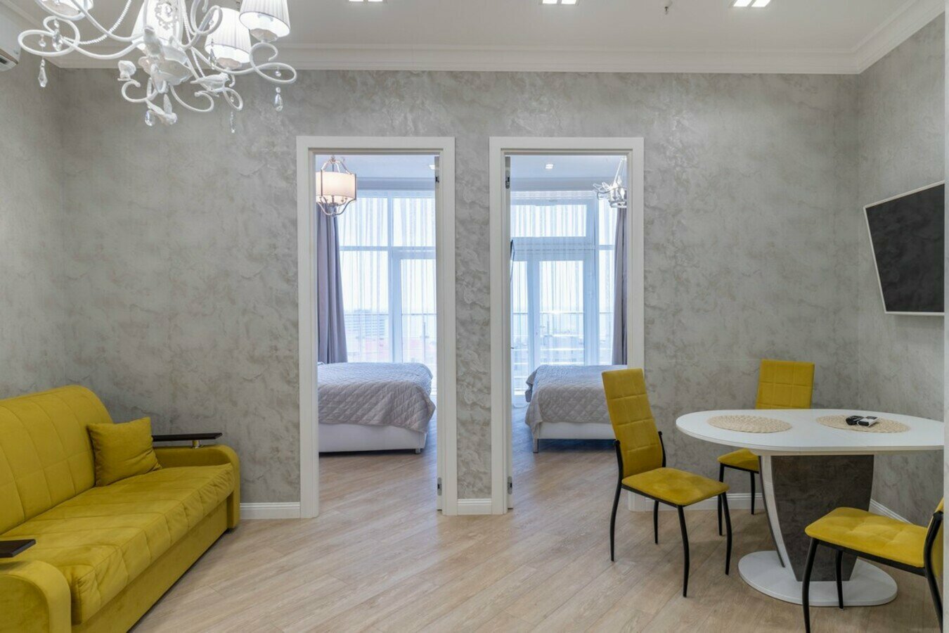 Трехкомнатный ЛЮКС с балконом! Прямой вид на море! Пляж и набережная в 5 минутах!