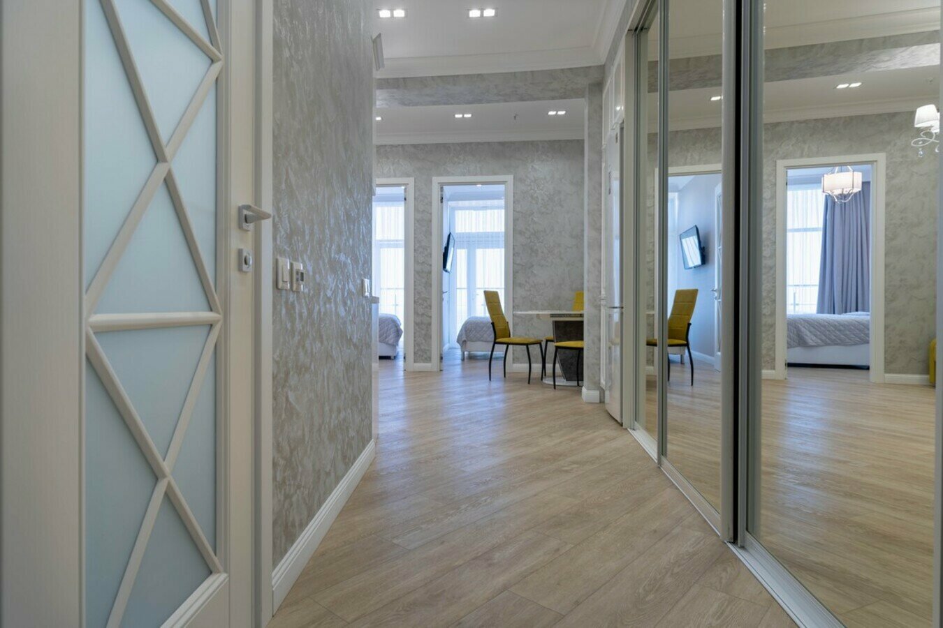 Трехкомнатный ЛЮКС с балконом! Прямой вид на море! Пляж и набережная в 5 минутах!