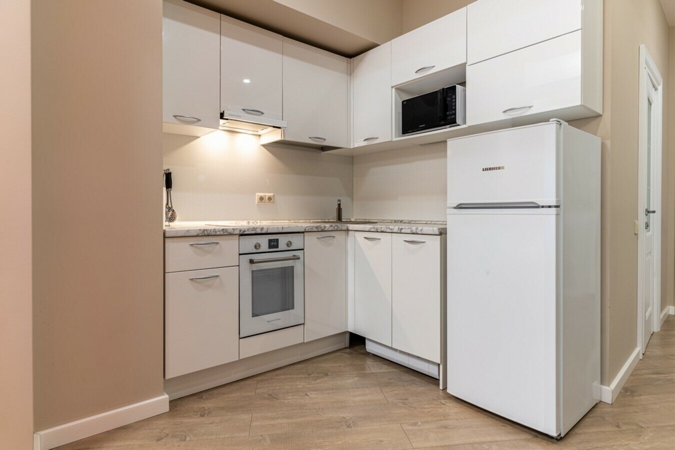 Шикарная студия с балконом! До пляжа и набережной 5 минут! Центр