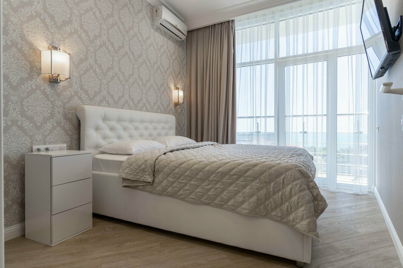 Трехкомнатный ЛЮКС с балконом! Прямой вид на море! Пляж и набережная в 5 минутах!