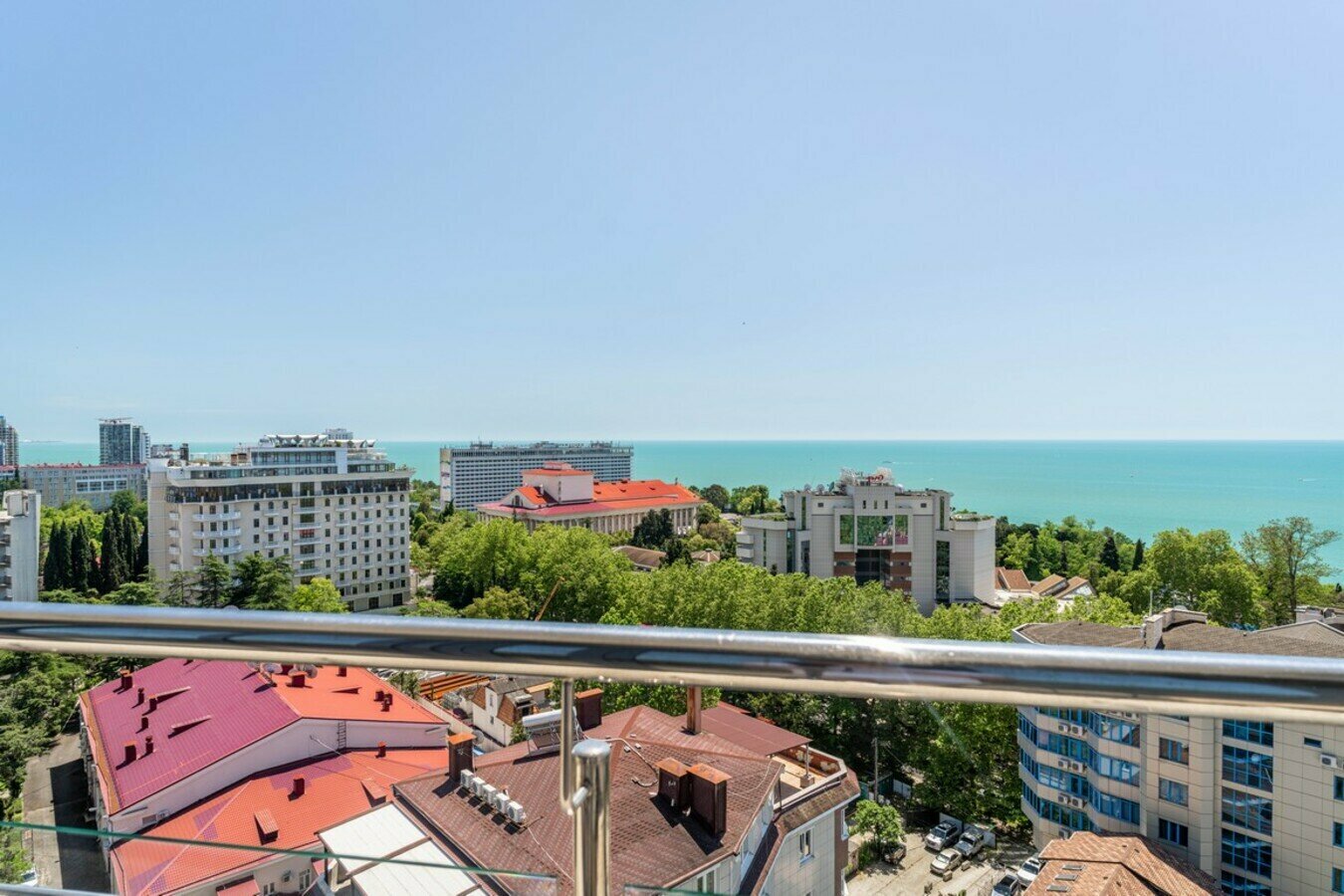 Трехкомнатный ЛЮКС с балконом! Прямой вид на море! Пляж и набережная в 5 минутах!