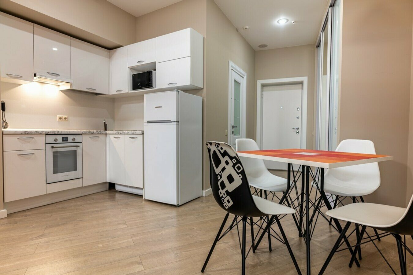 Шикарная студия с балконом! До пляжа и набережной 5 минут! Центр