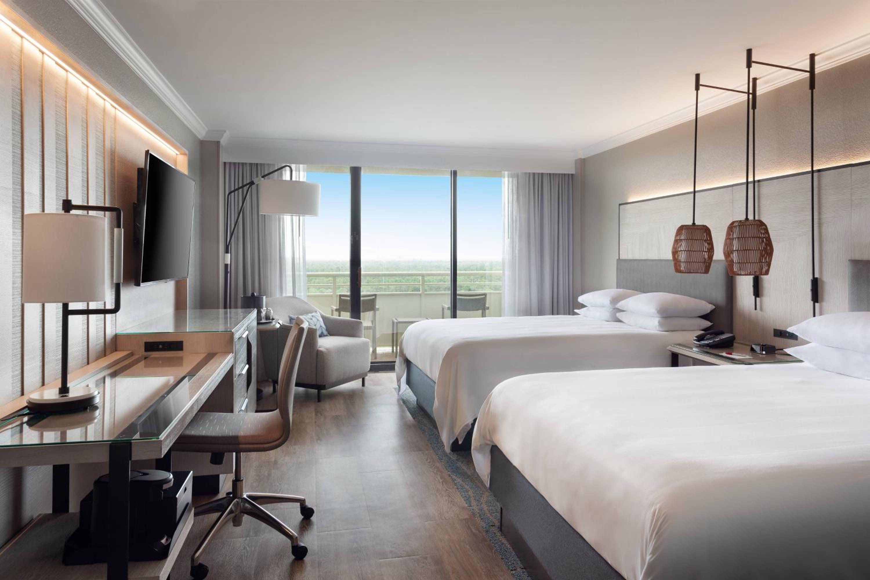 Ambassador Queen Suite with Sofa Bed and Pool-Laser Show View