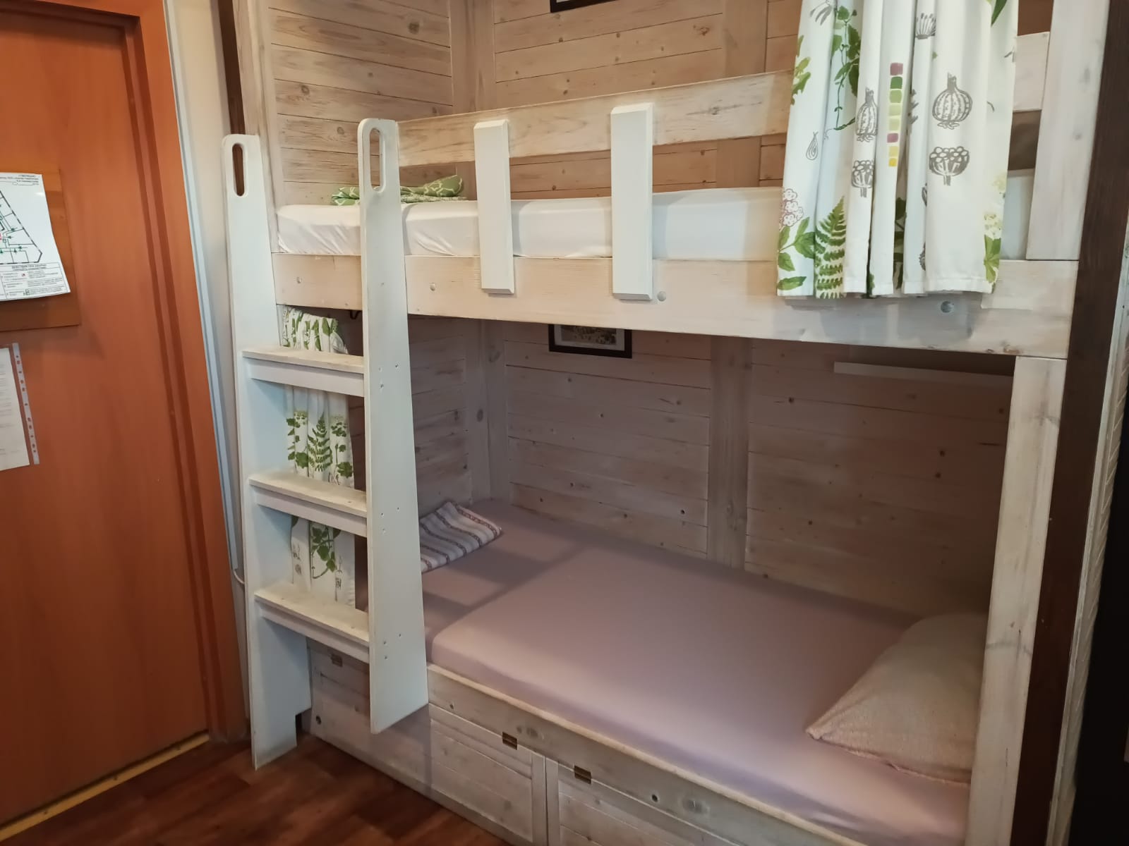 Общий номер для женщин с 6 кроватями