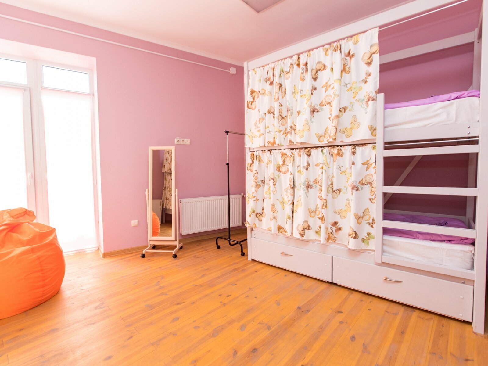 Кровать в общем 6-местном номере для женщин