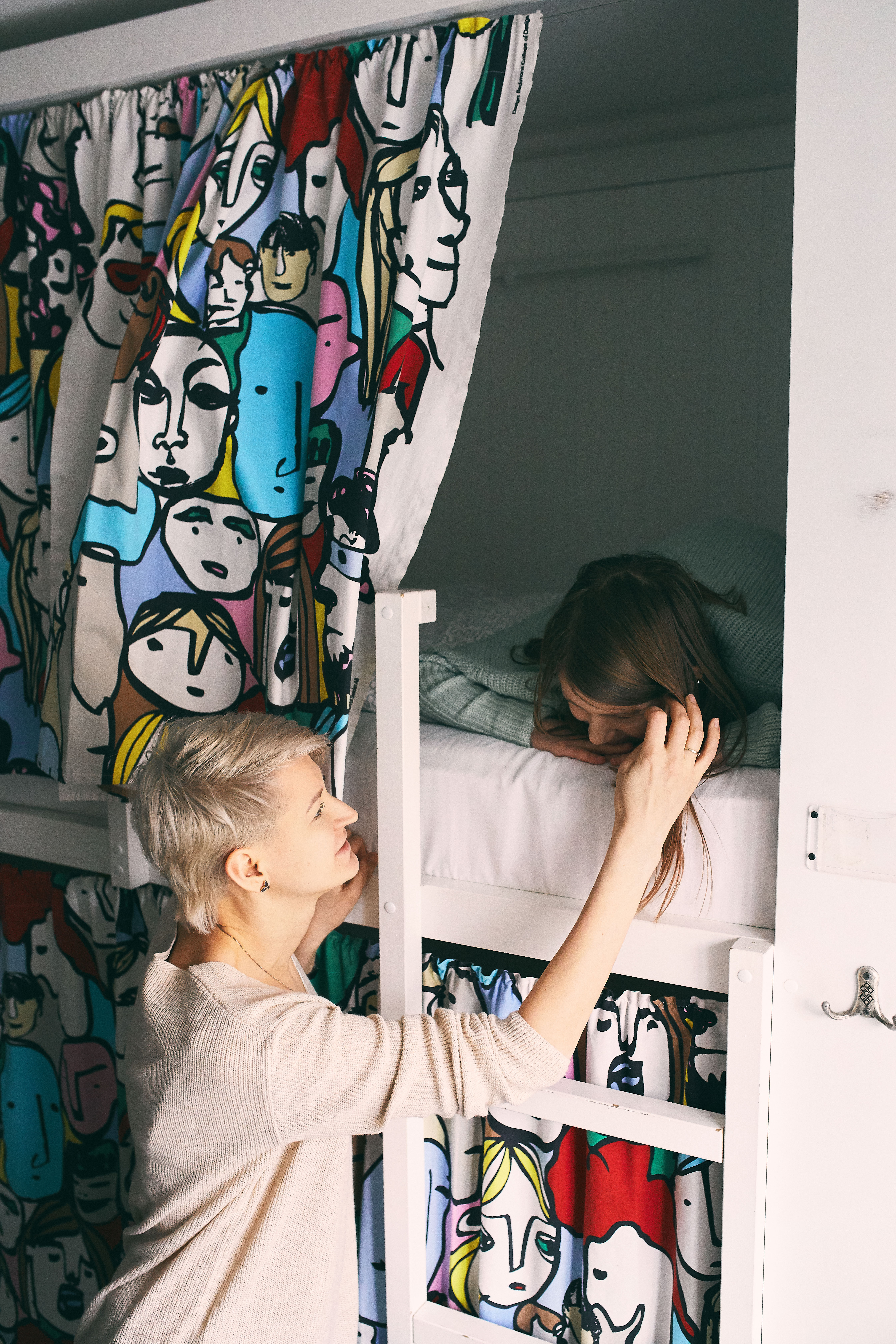 Кровать в общем номере для мужчин и женщин с 10 кроватями