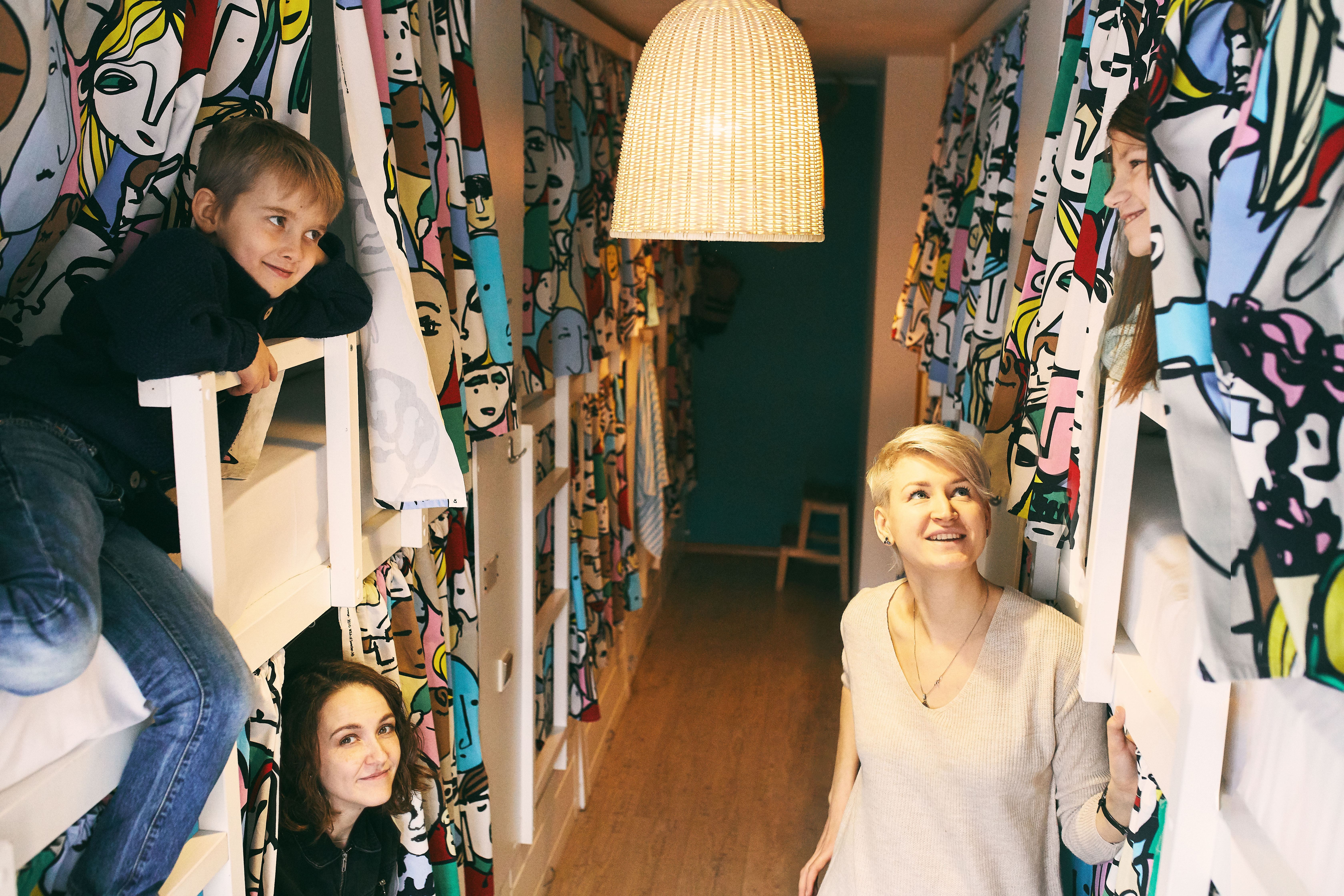 Кровать в общем номере для мужчин и женщин с 10 кроватями