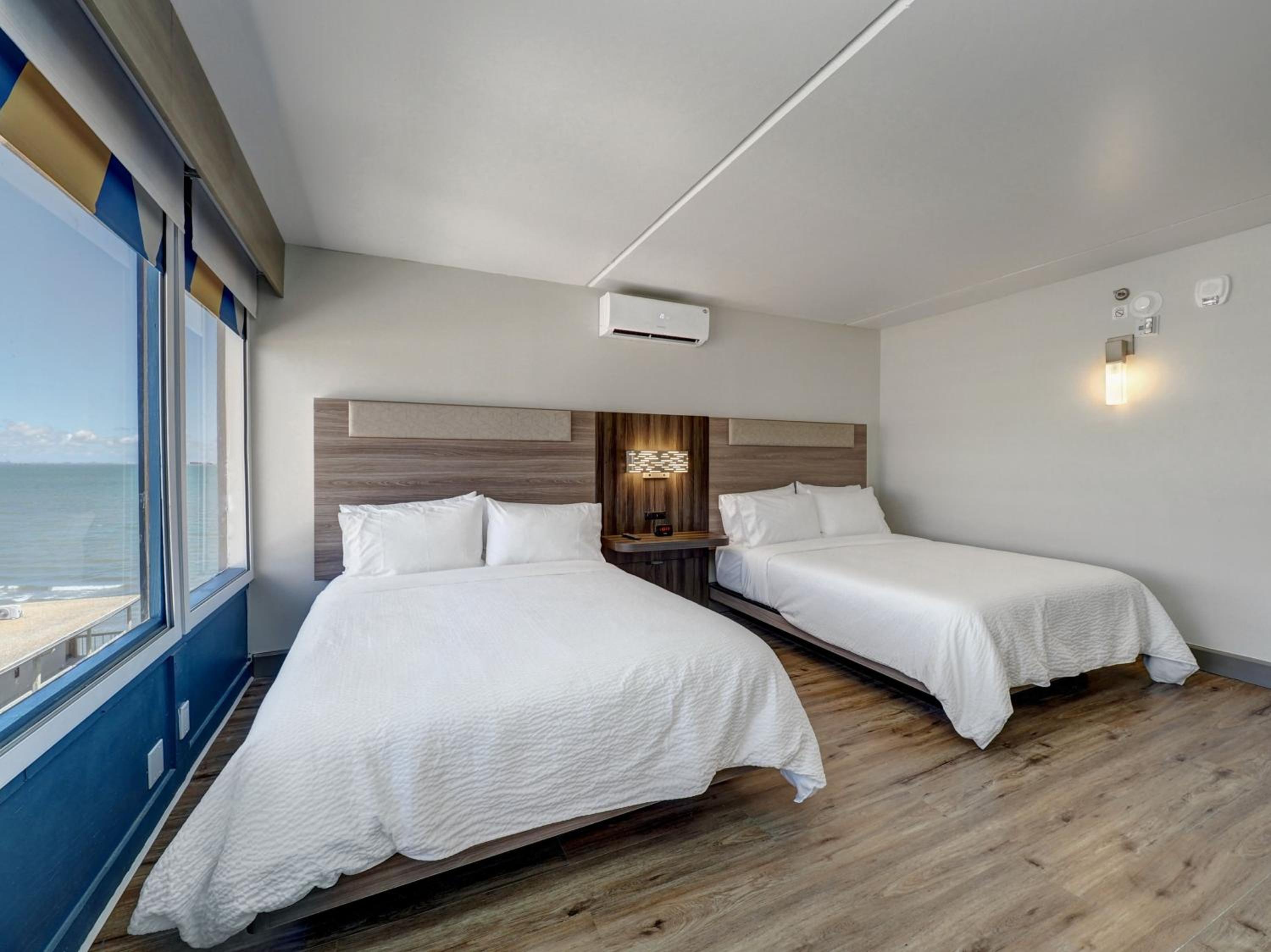 Queen Room with Two Queen Beds - Mobility Access Tub/Non-Smoking