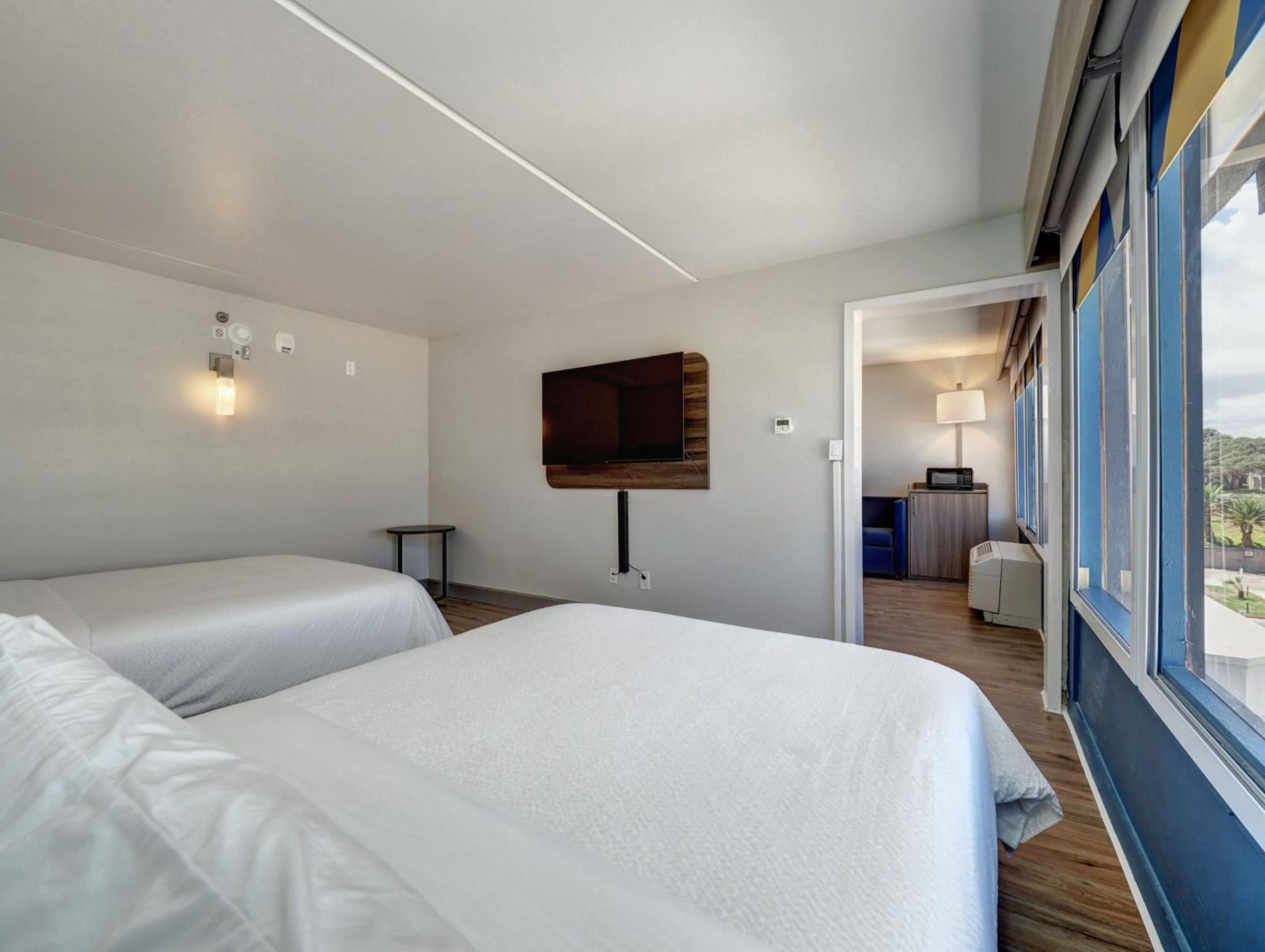 Queen Room with Two Queen Beds - Mobility Access Tub/Non-Smoking