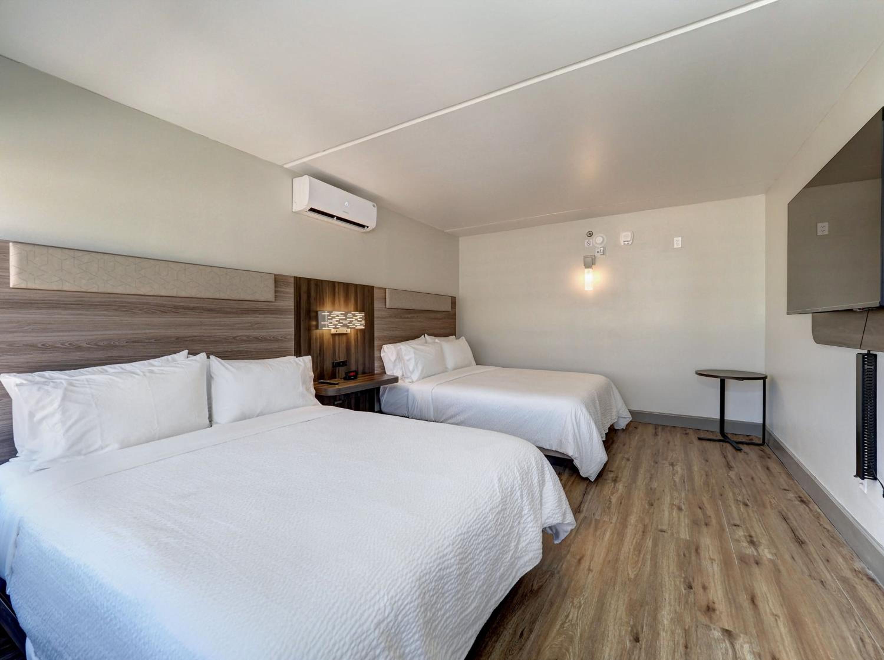 Queen Room with Two Queen Beds - Mobility Access Tub/Non-Smoking