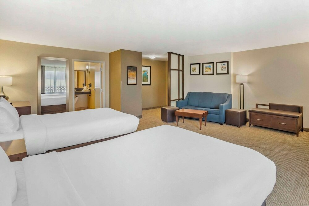 Suite, 2 Queen Beds, Non Smoking