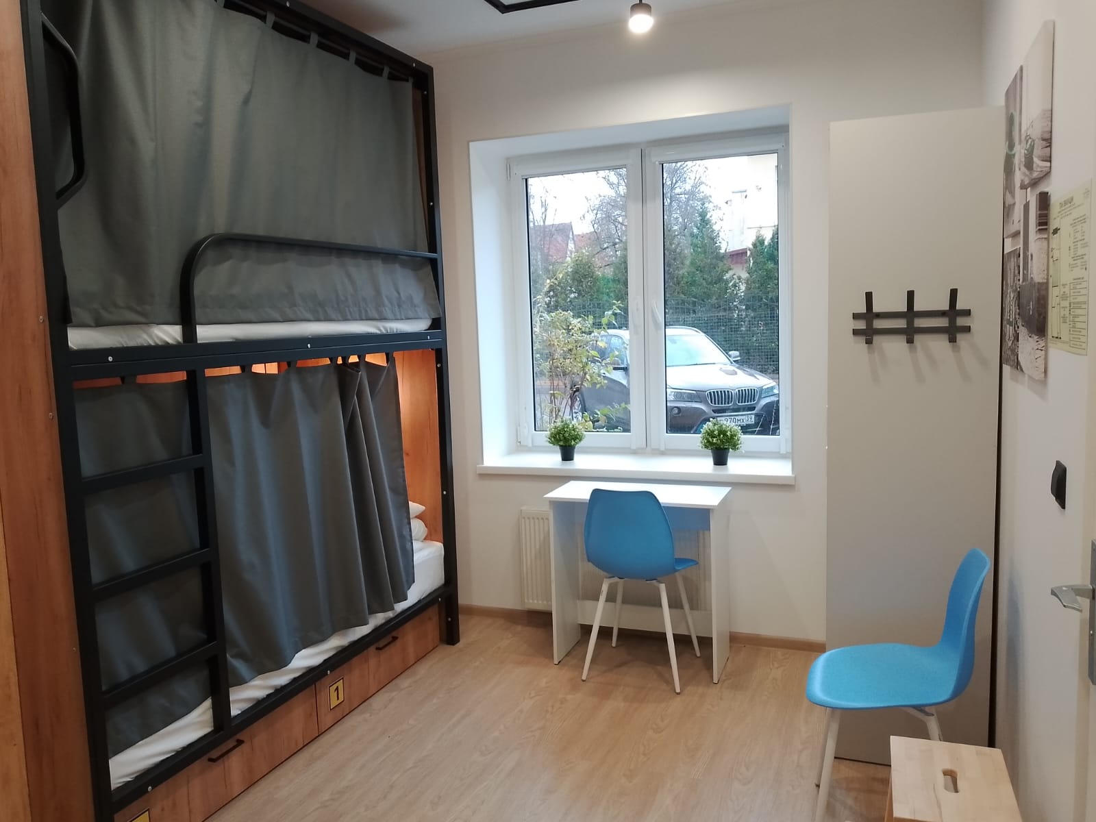 Кровать в общем номере для мужчин с 4 кроватями