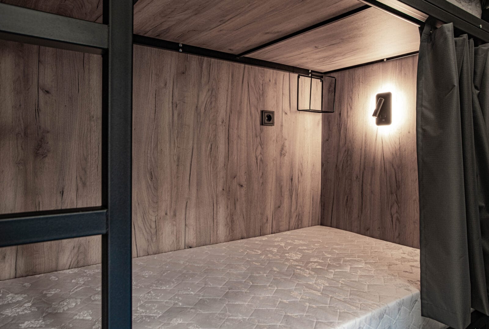 Кровать в общем номере для мужчин с 4 кроватями