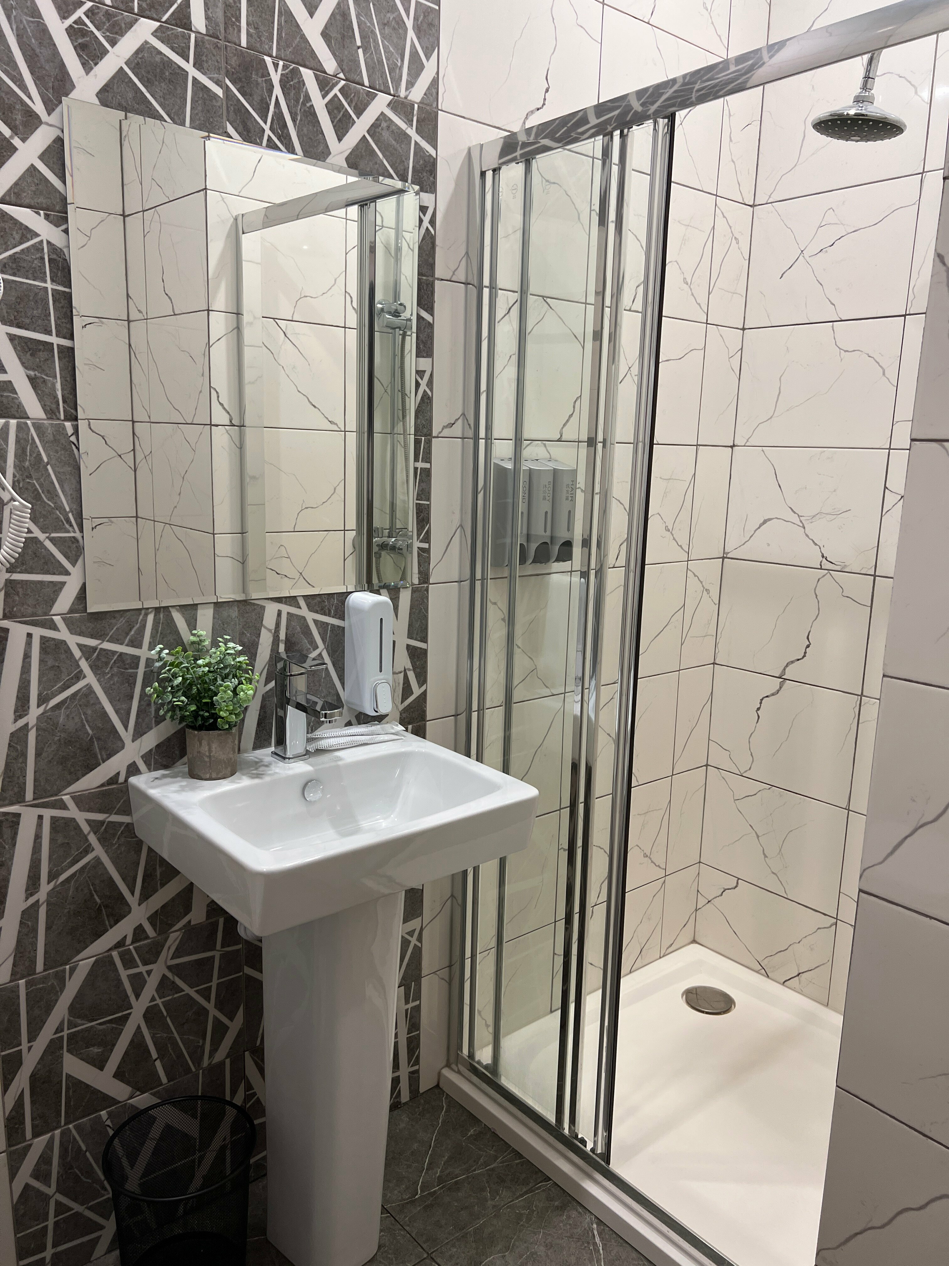 Трехместный номер «Комфорт» с душем