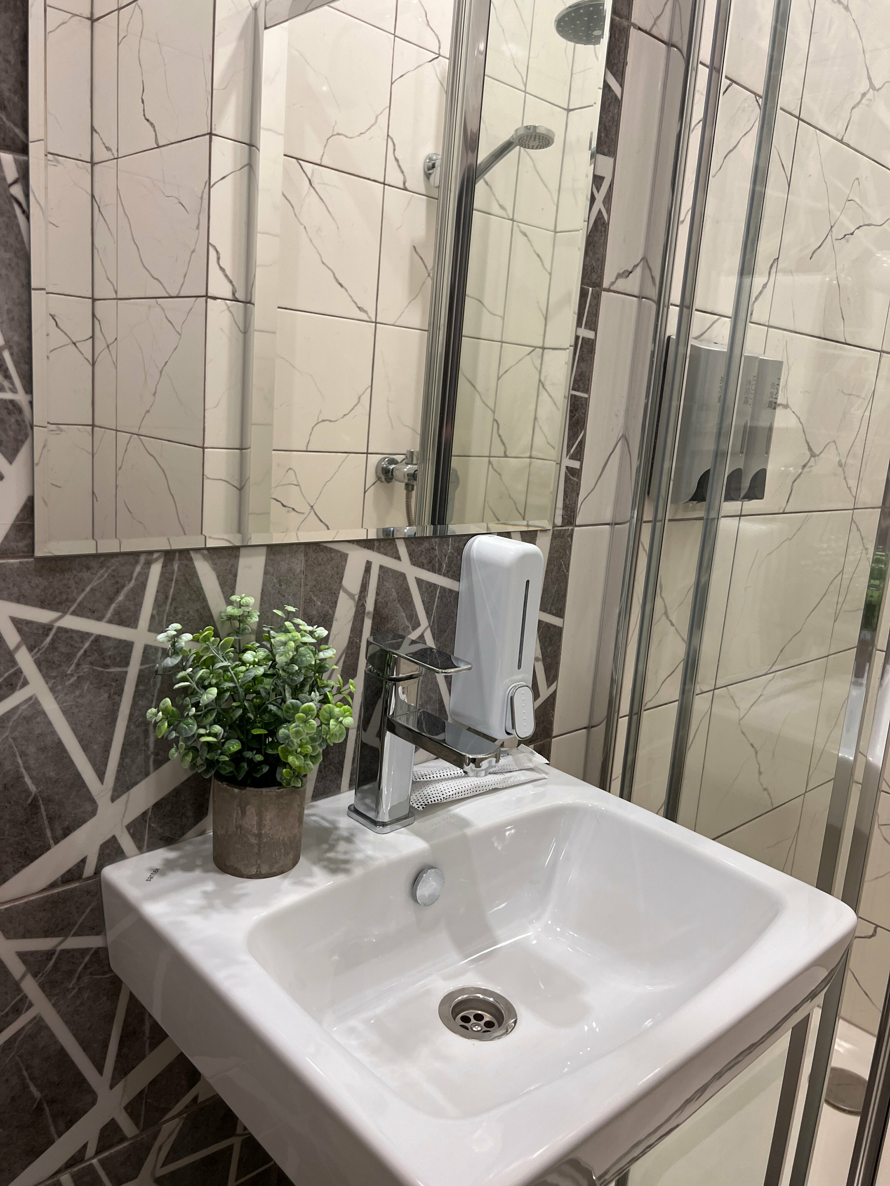 Трехместный номер «Комфорт» с душем