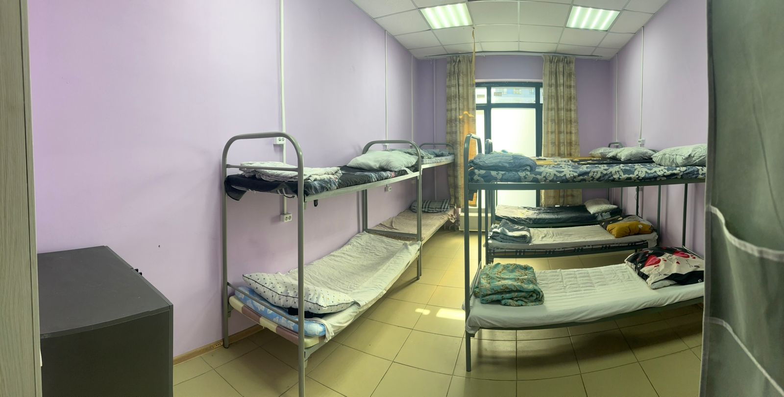 Спальное место на двухъярусной кровати в общем номере для мужчин и женщин