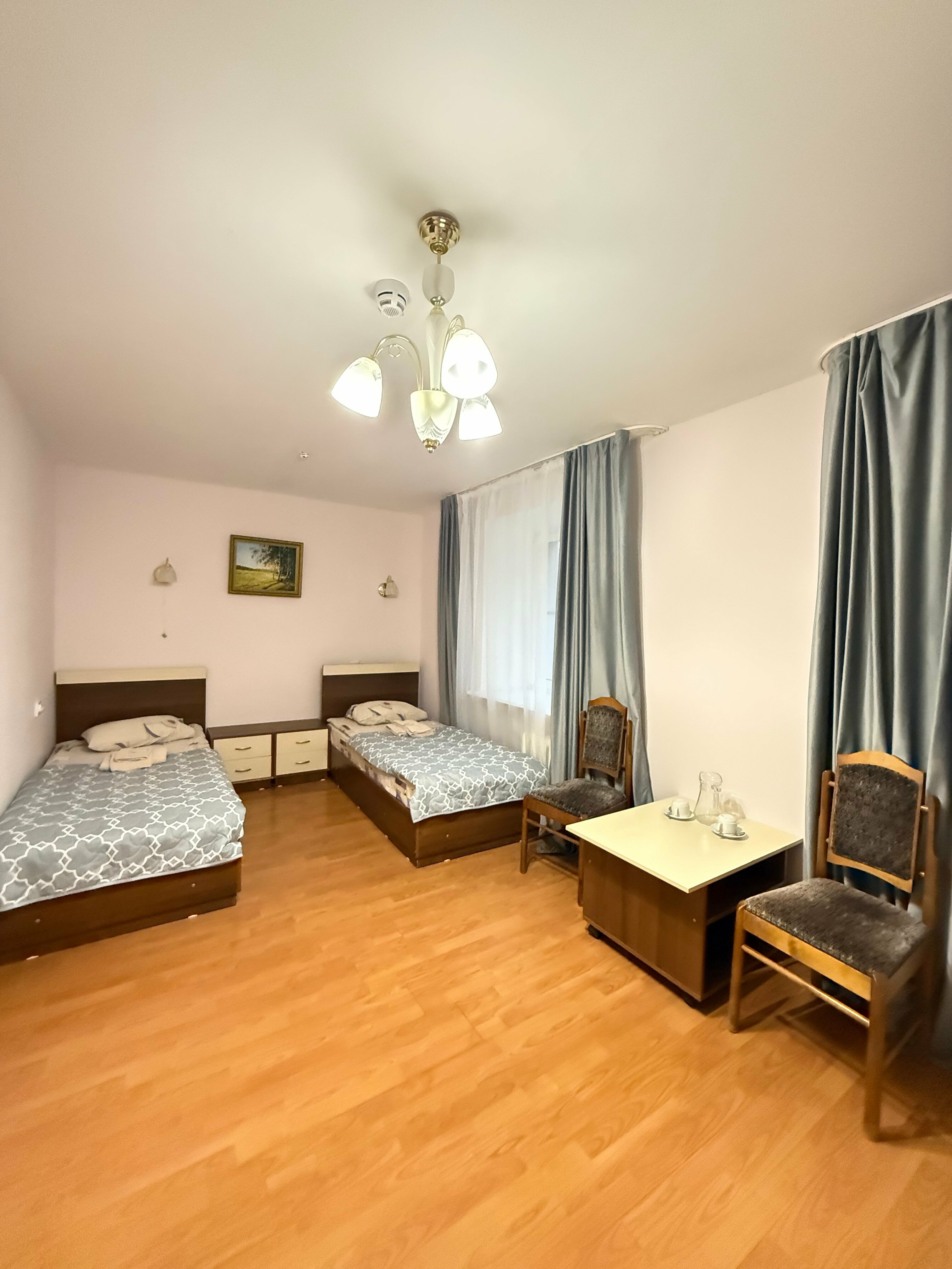 Просторный двухместный номер с 2 отдельными кроватями