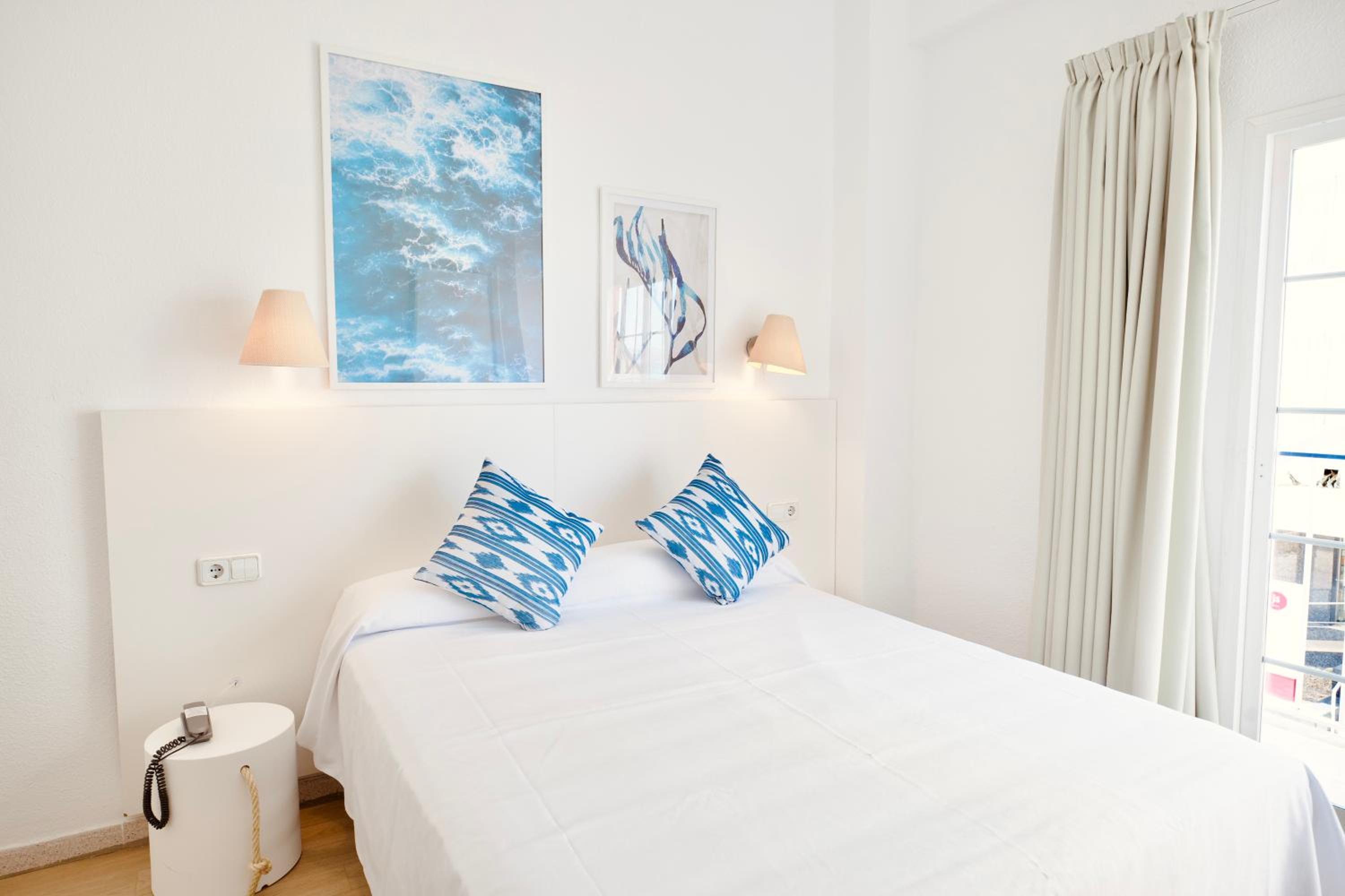 Double Room with Balcony and Lateral Sea View