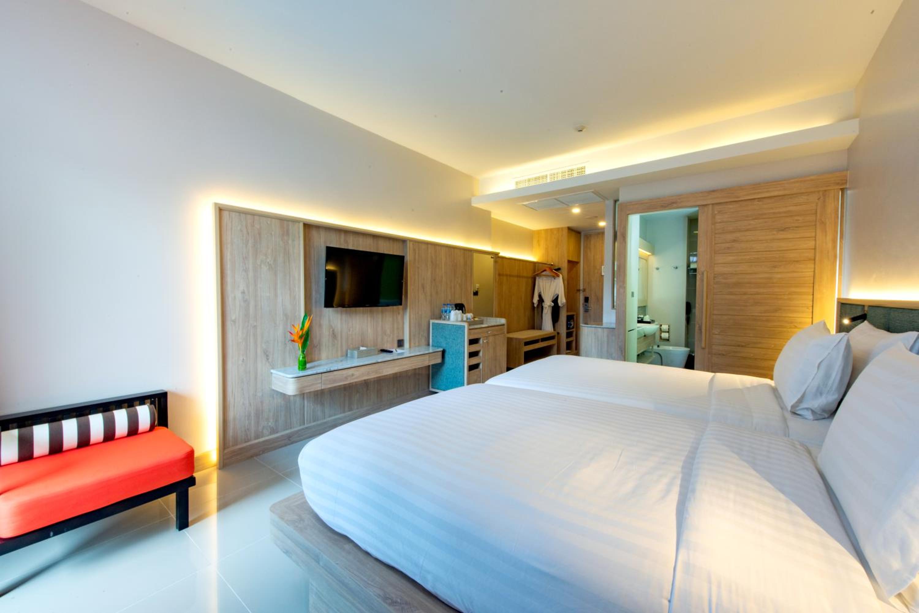 Deluxe Pool Access Room