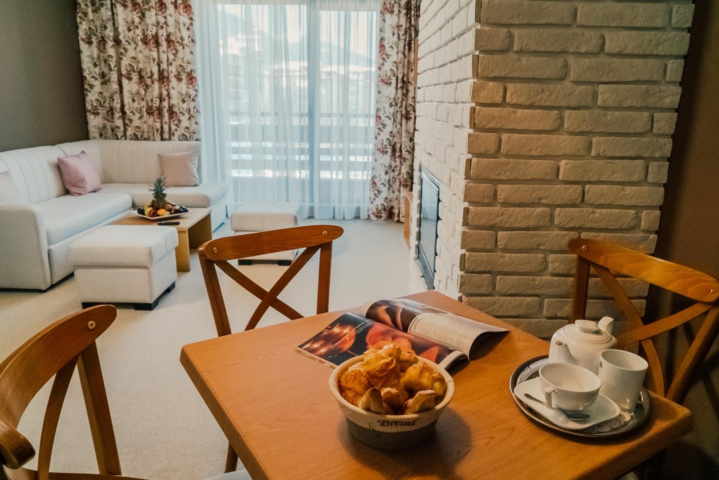 One-Bedroom Apartment (2 Adults + 2 Children) - free Wellness center.