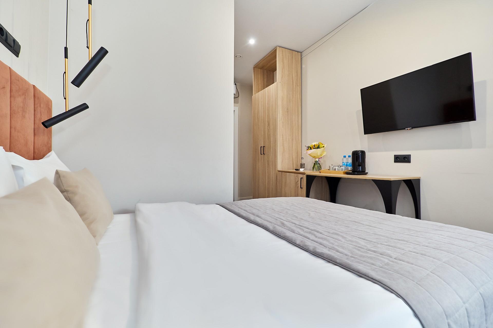 Бюджетный номер с видом на крышу