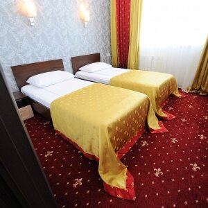 УЛУЧШЕННЫЙ ДВУХКОМНАТНЫЙ НОМЕР (1 ДВУСПАЛЬНАЯ И 2 ОДНОСПАЛЬНЫХ КРОВАТИ) КОРПУС ПОСЕЙДОН