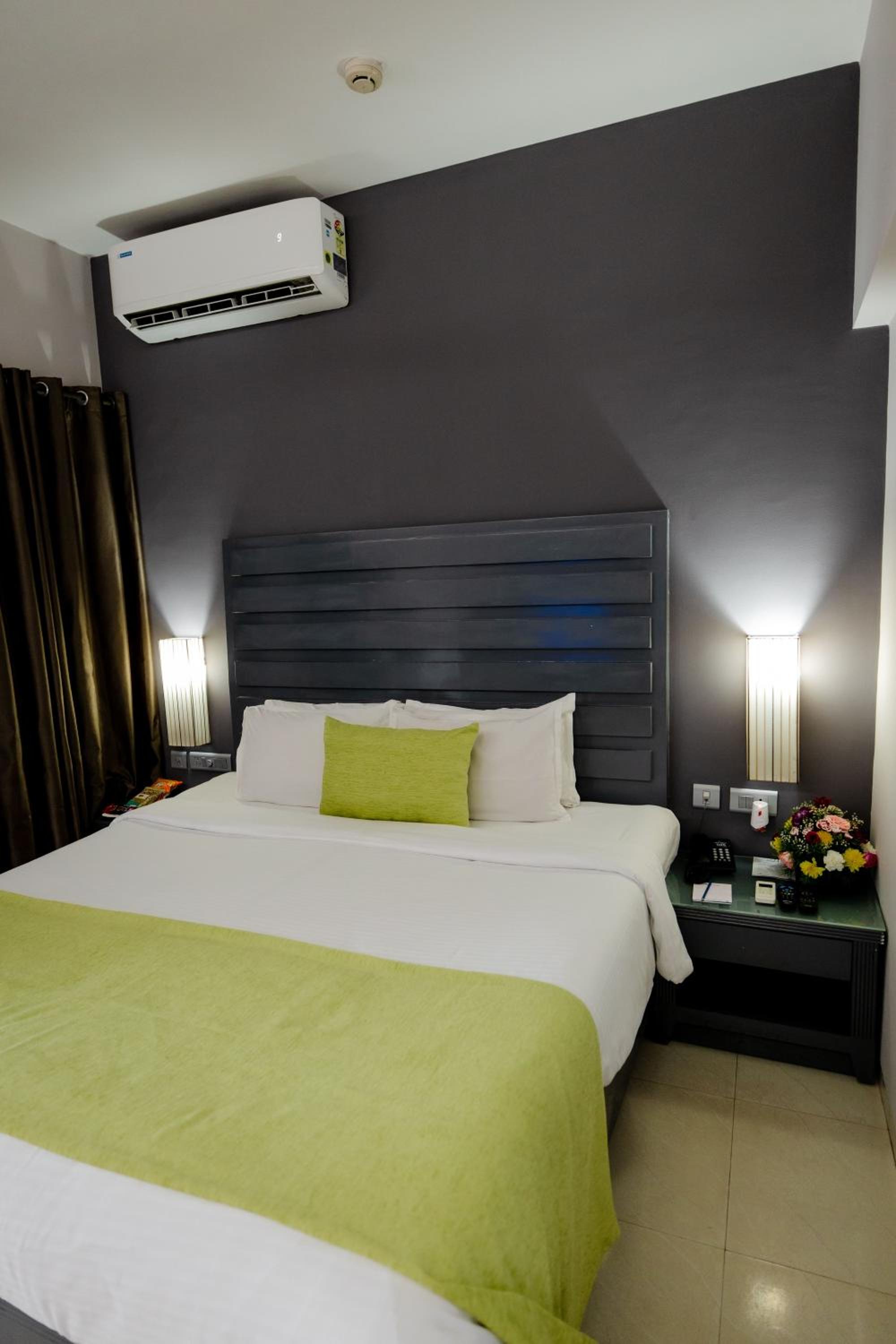 Luxury Garden View Suite with living room 