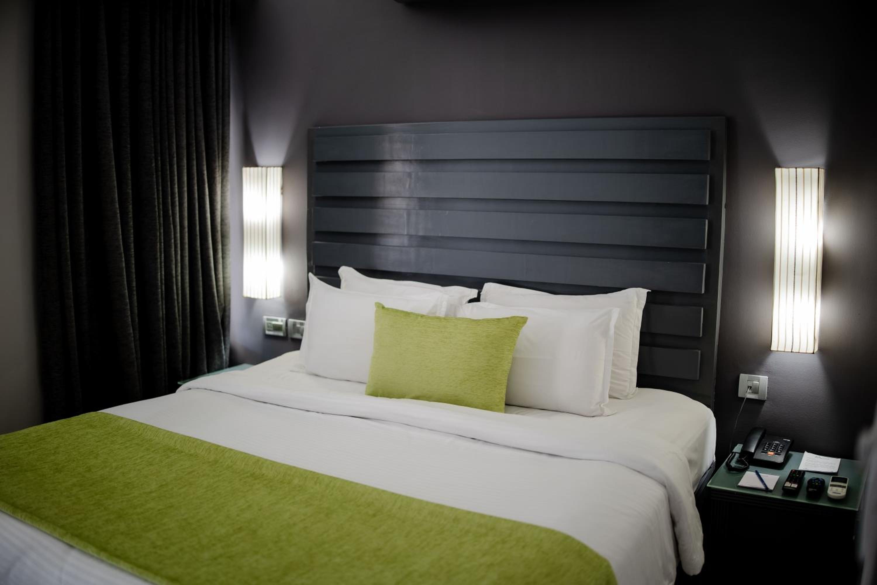 Luxury Garden View Suite with living room 