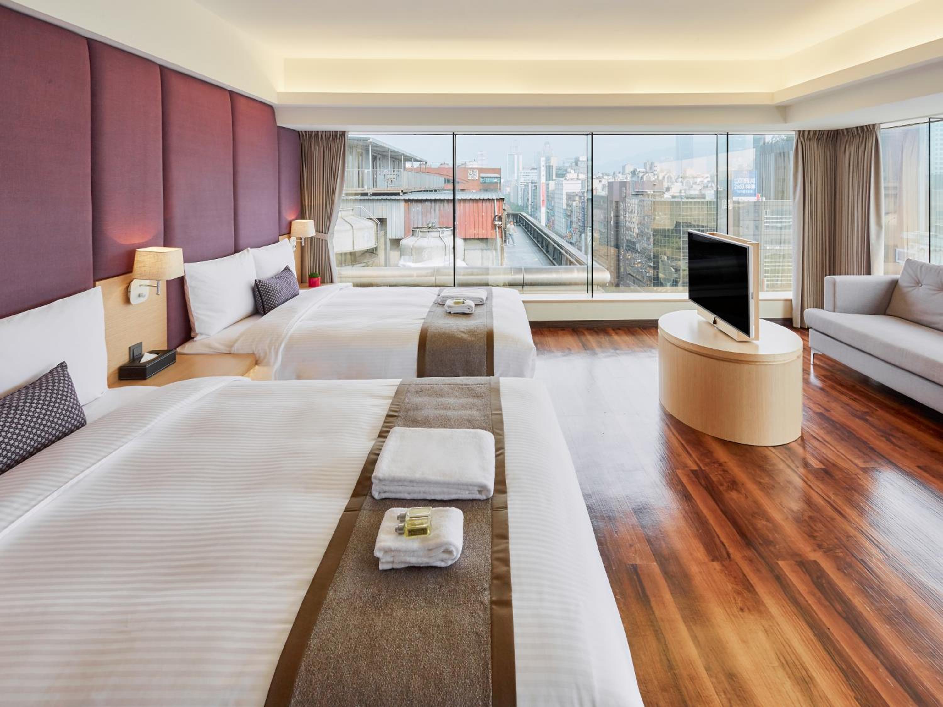 Deluxe Family  Room with Full Taipei 101 View