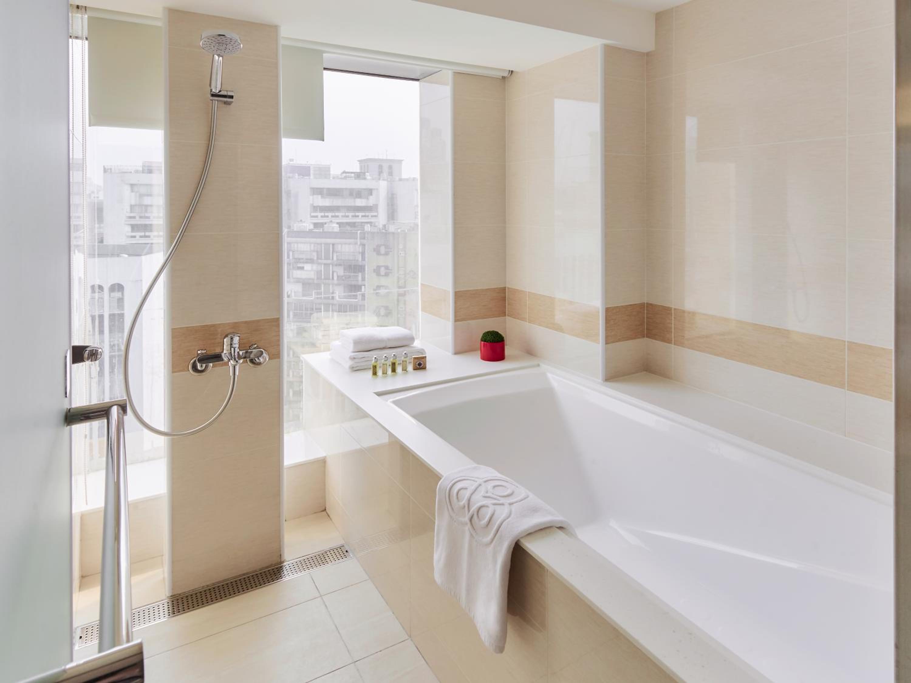 Deluxe Family  Room with Full Taipei 101 View