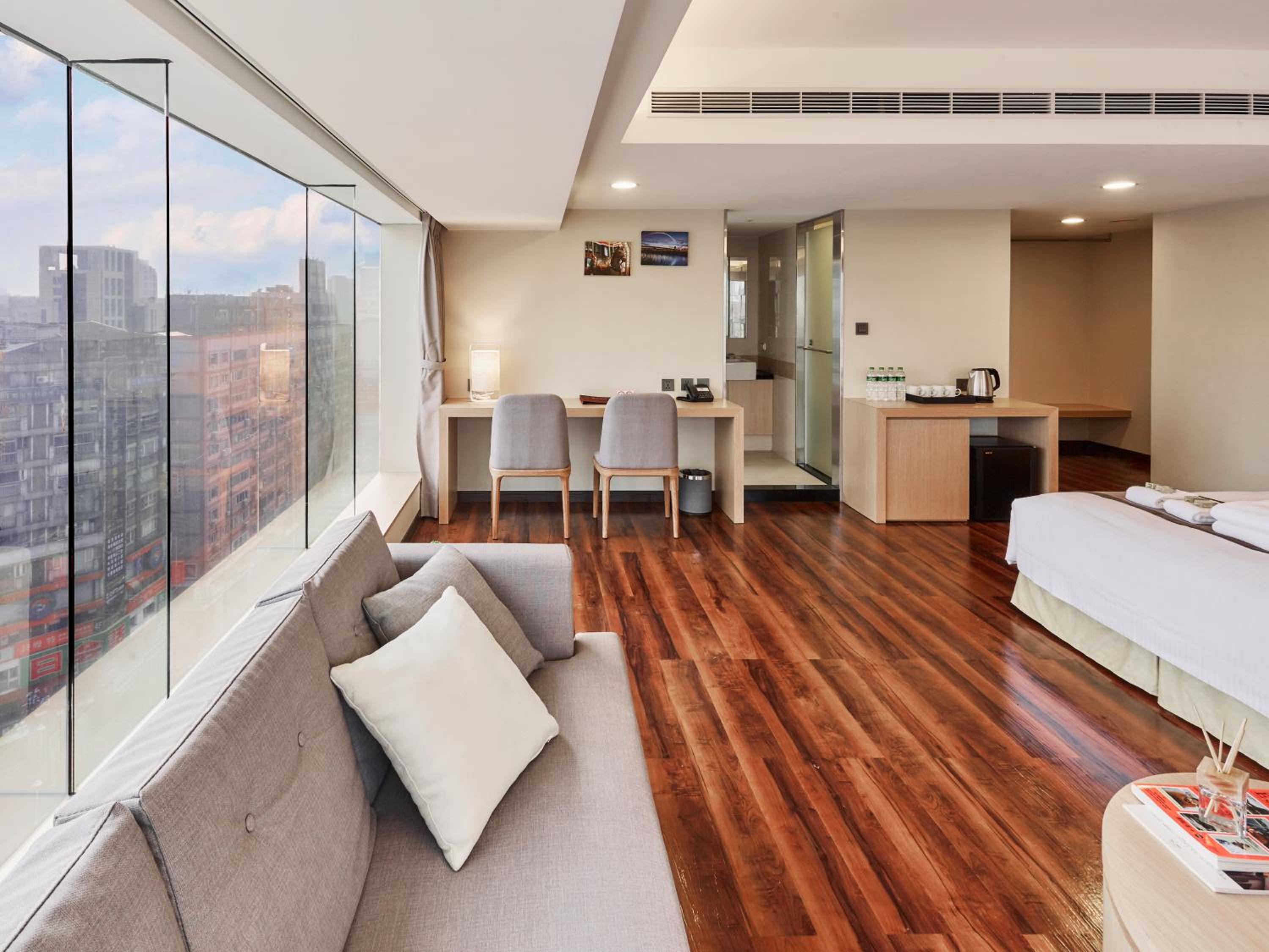 Deluxe Family  Room with Full Taipei 101 View