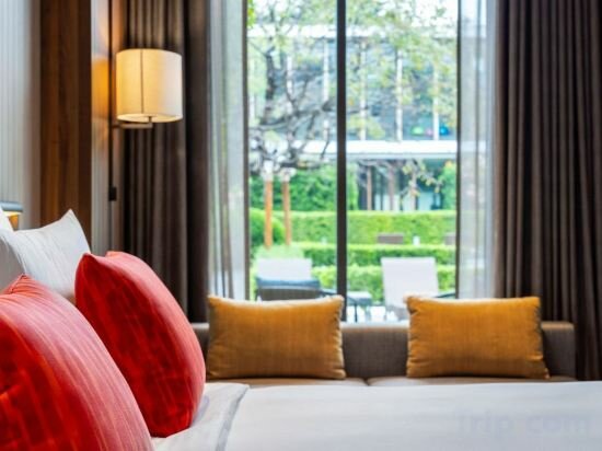 Deluxe Pool Access Room