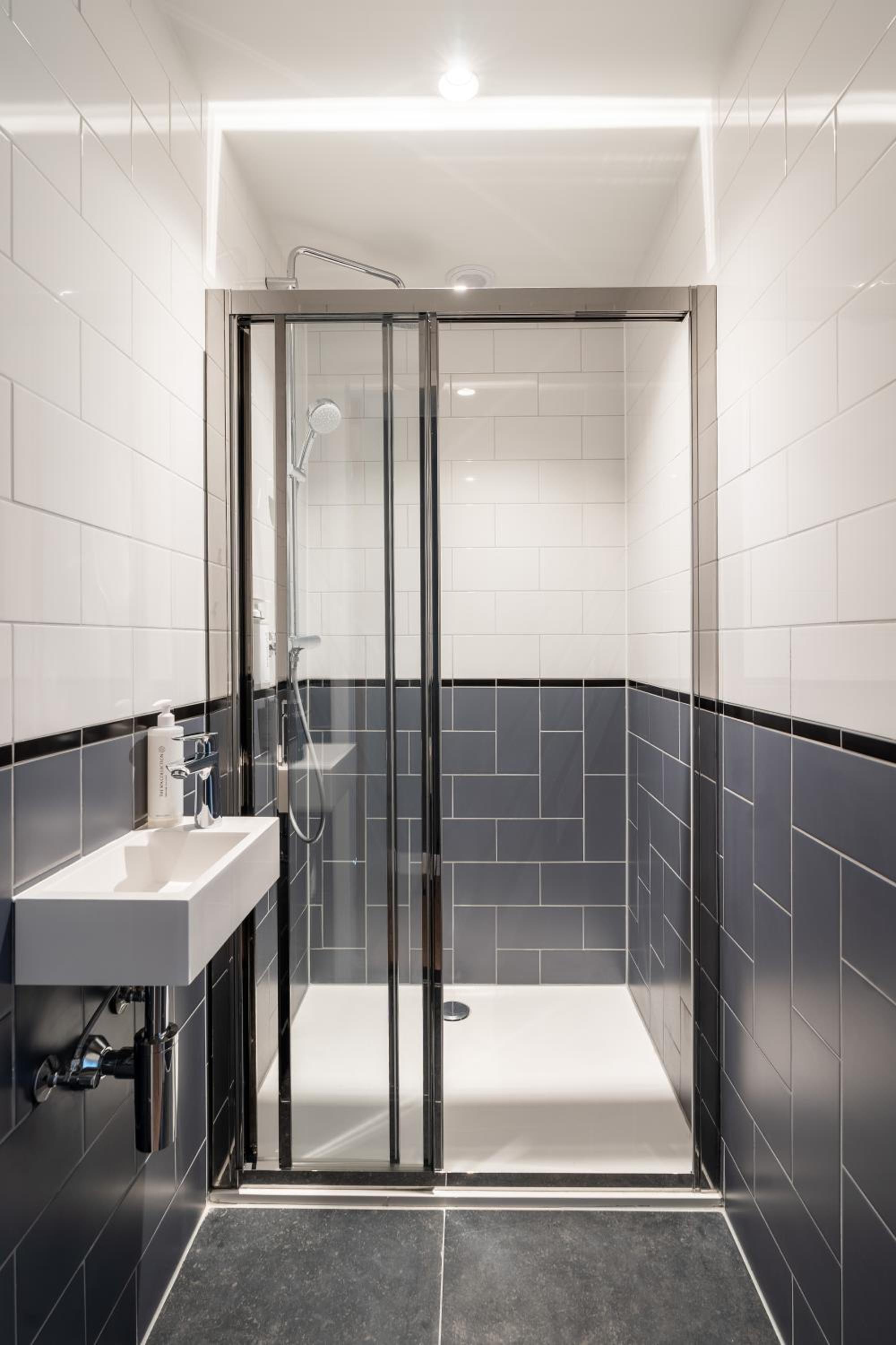 Large 2 Bedroom Apartment with Terrace and Sofa Bed