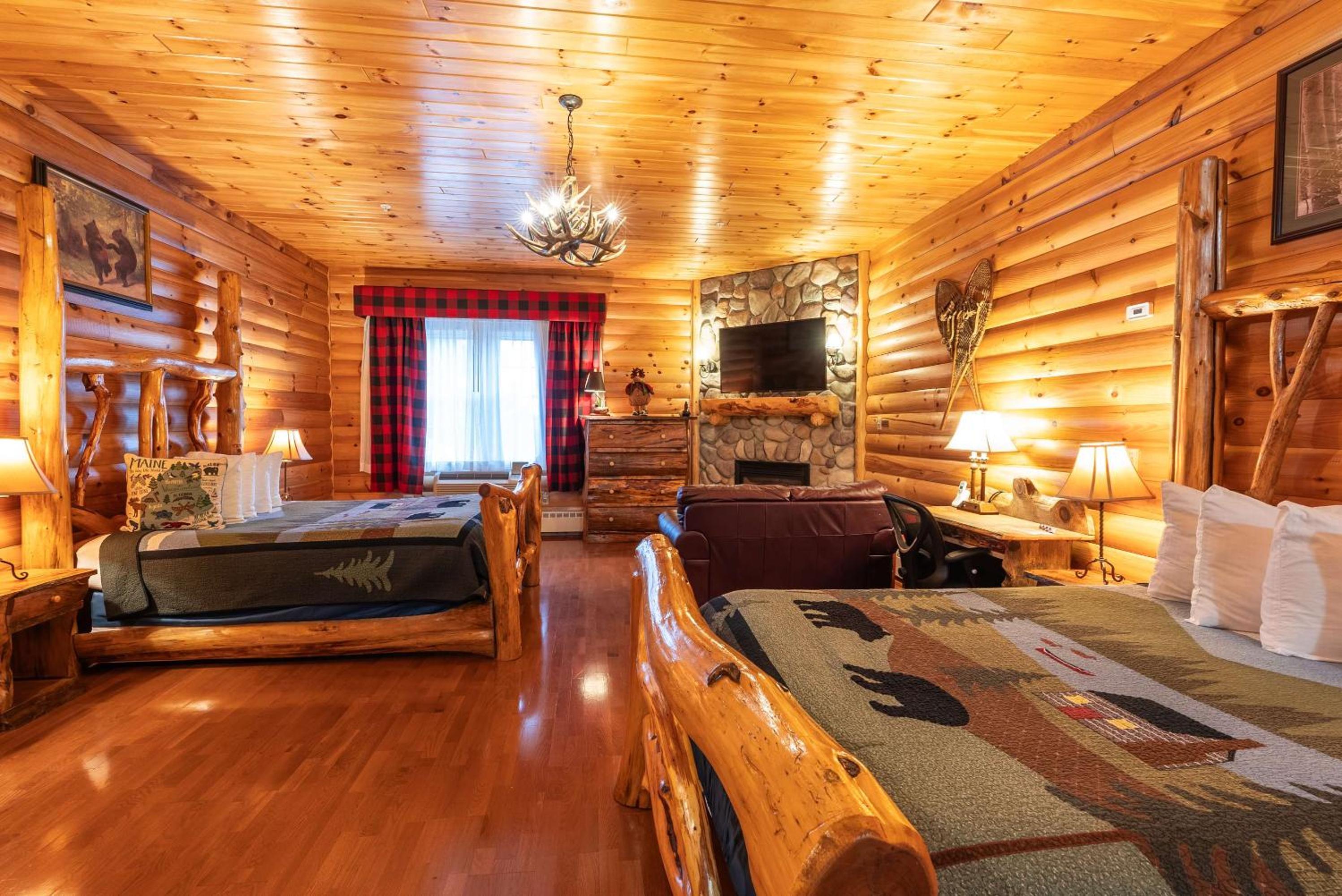 Queen Suite with Two Queen Beds, Bath Tub, Spa Bath and Fireplace - Disability/Non-Smoking