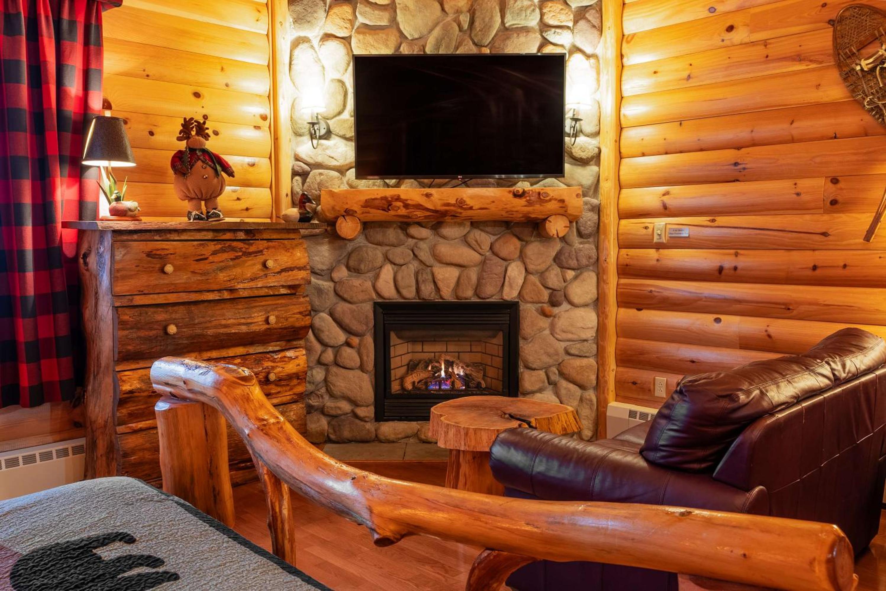 Queen Suite with Two Queen Beds, Bath Tub, Spa Bath and Fireplace - Disability/Non-Smoking