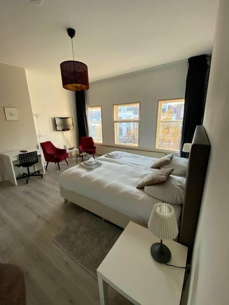 Basic Room, Canal View