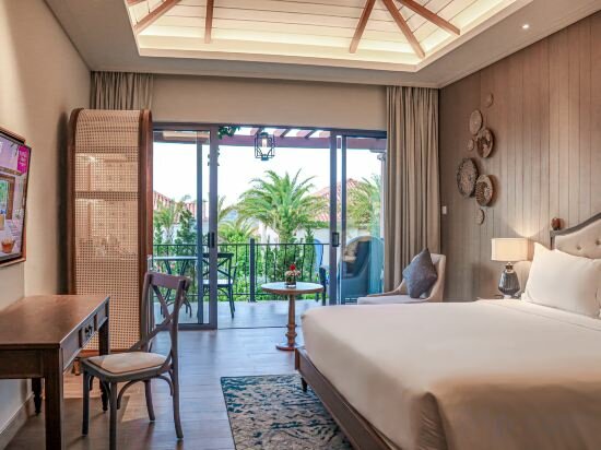 Premier King Pool Access Room