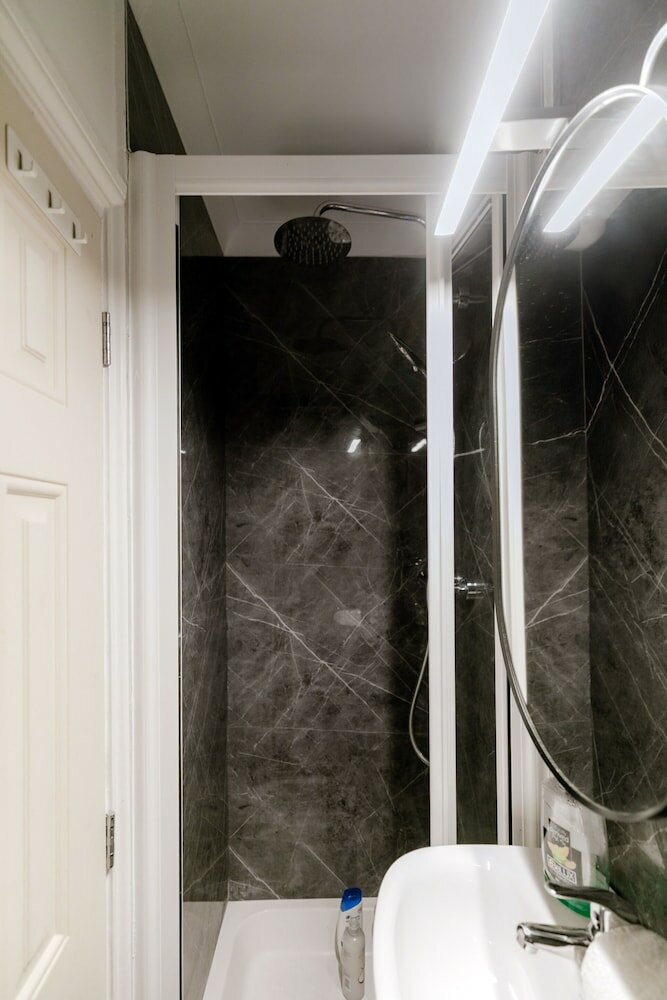 Single Room, Private Bathroom