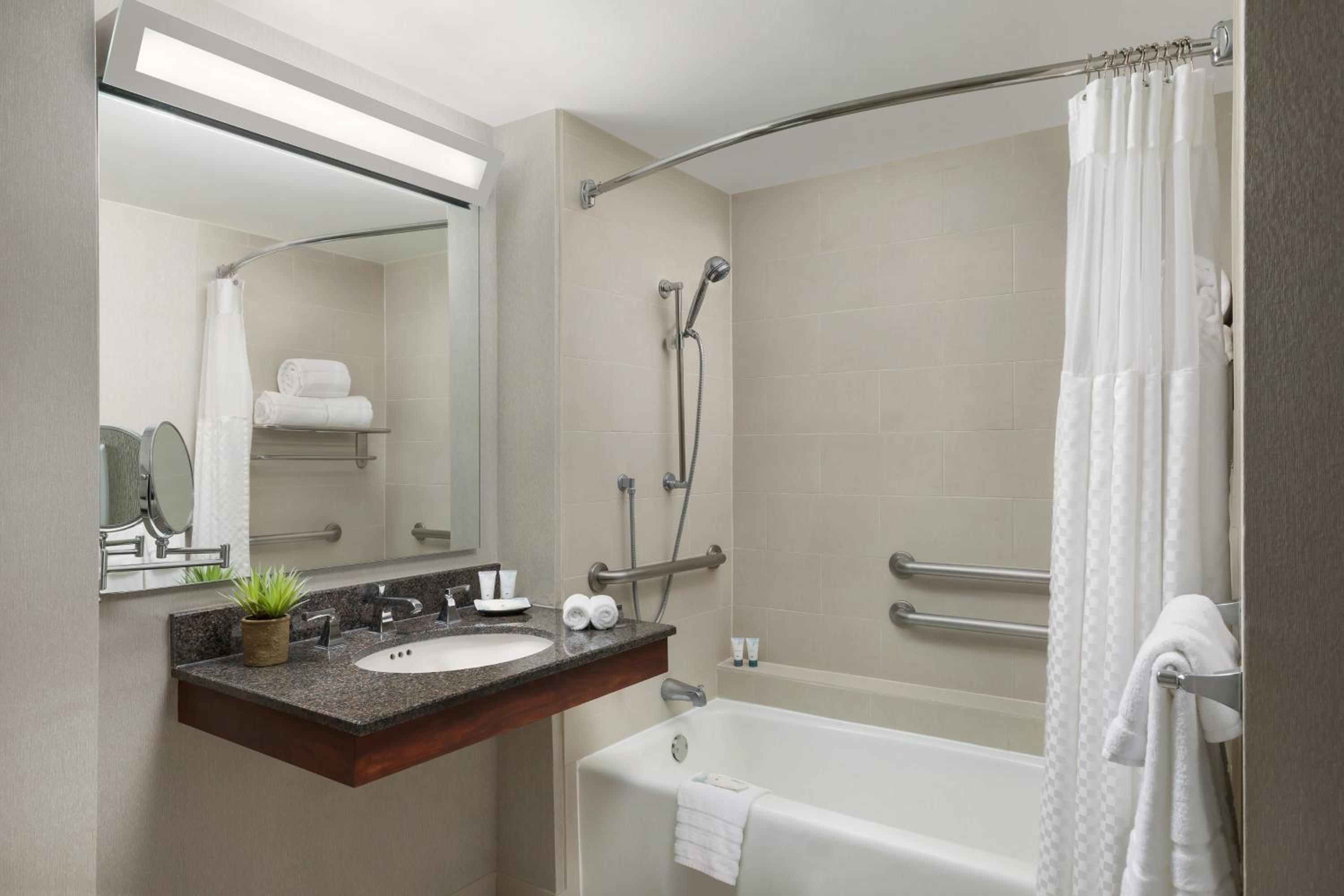 Double Room with Adapted Tub - Mobility and Hearing Accessible