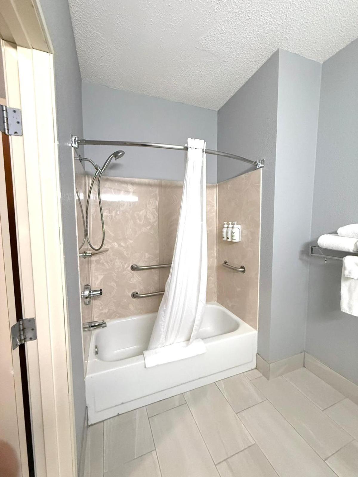 Queen Room with Bathtub w/Grab Bars - Mobility Access/Non-Smoking
