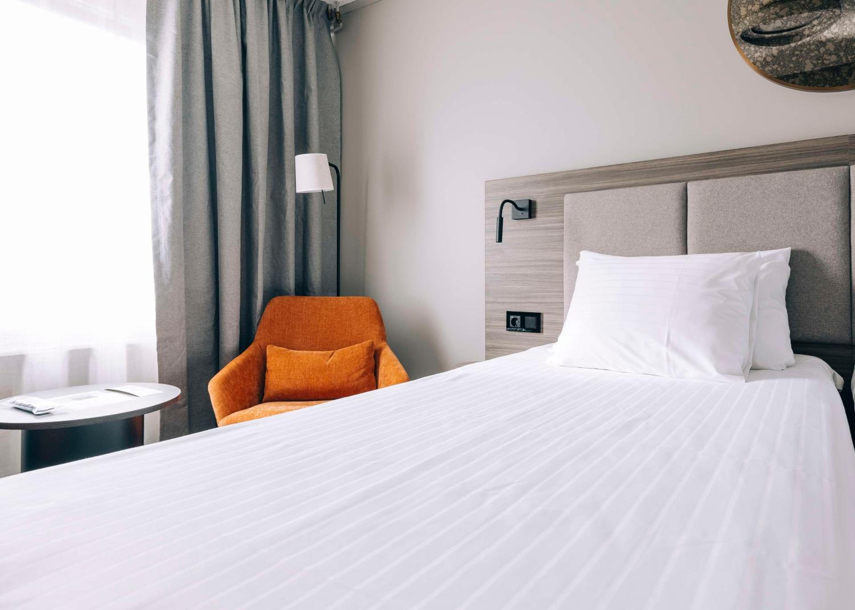 Business Queen Room