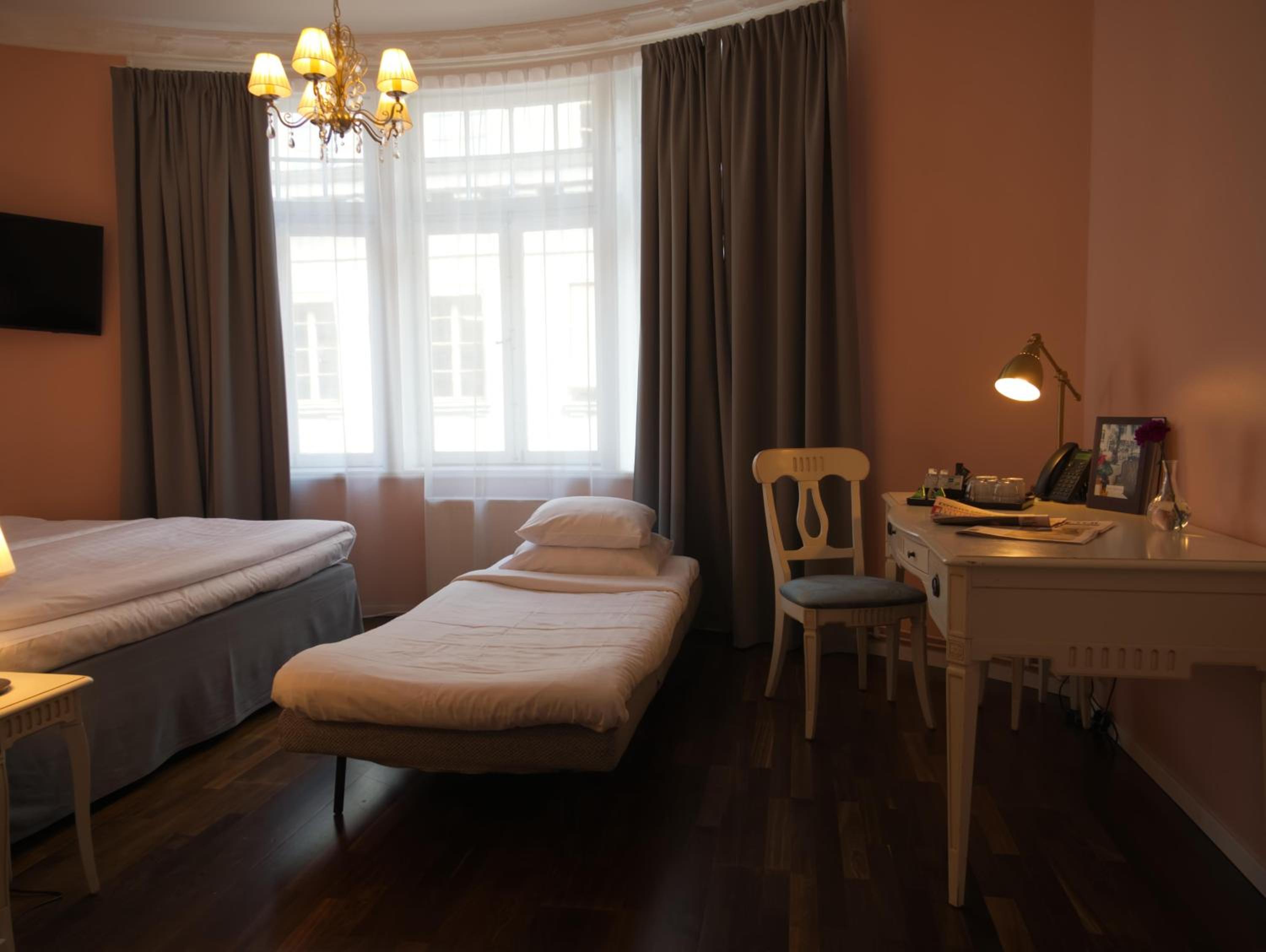 Deluxe King Room with Sofa Bed - Non-Smoking