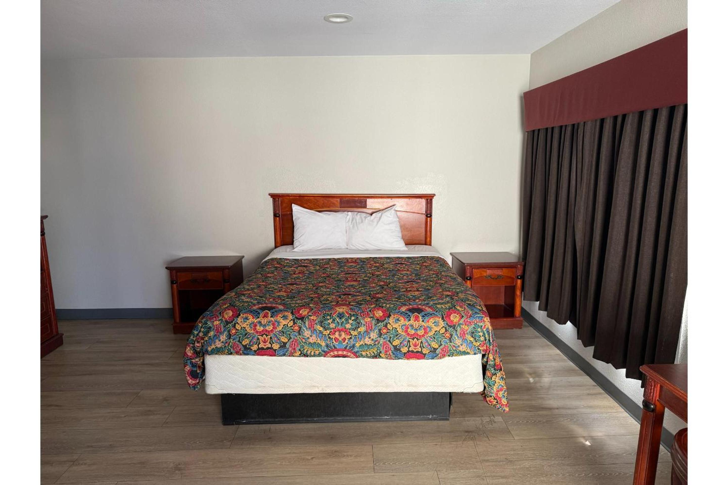 Suite - Queen Bed Non-Smoking