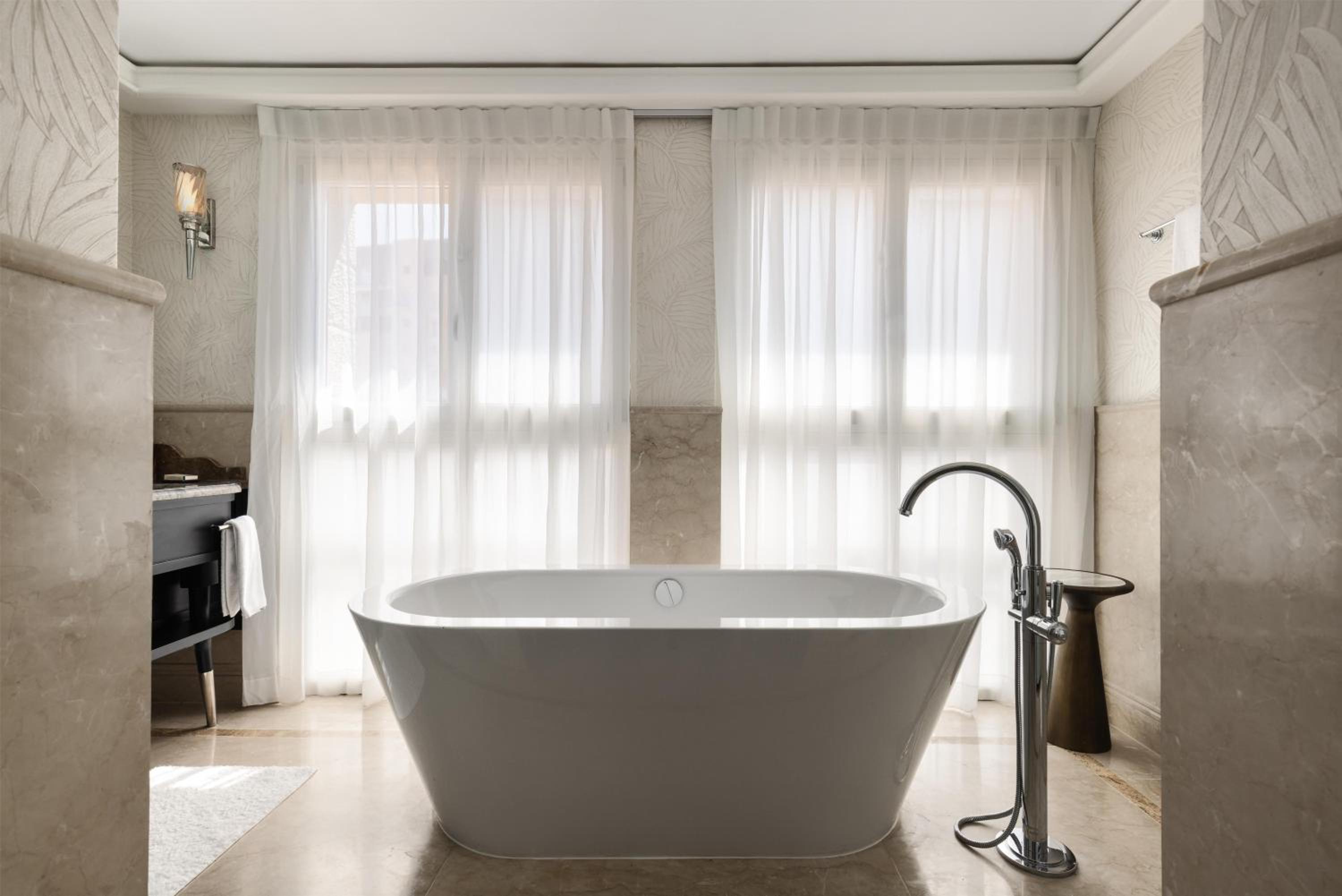 Premier Deluxe King Room with Balcony