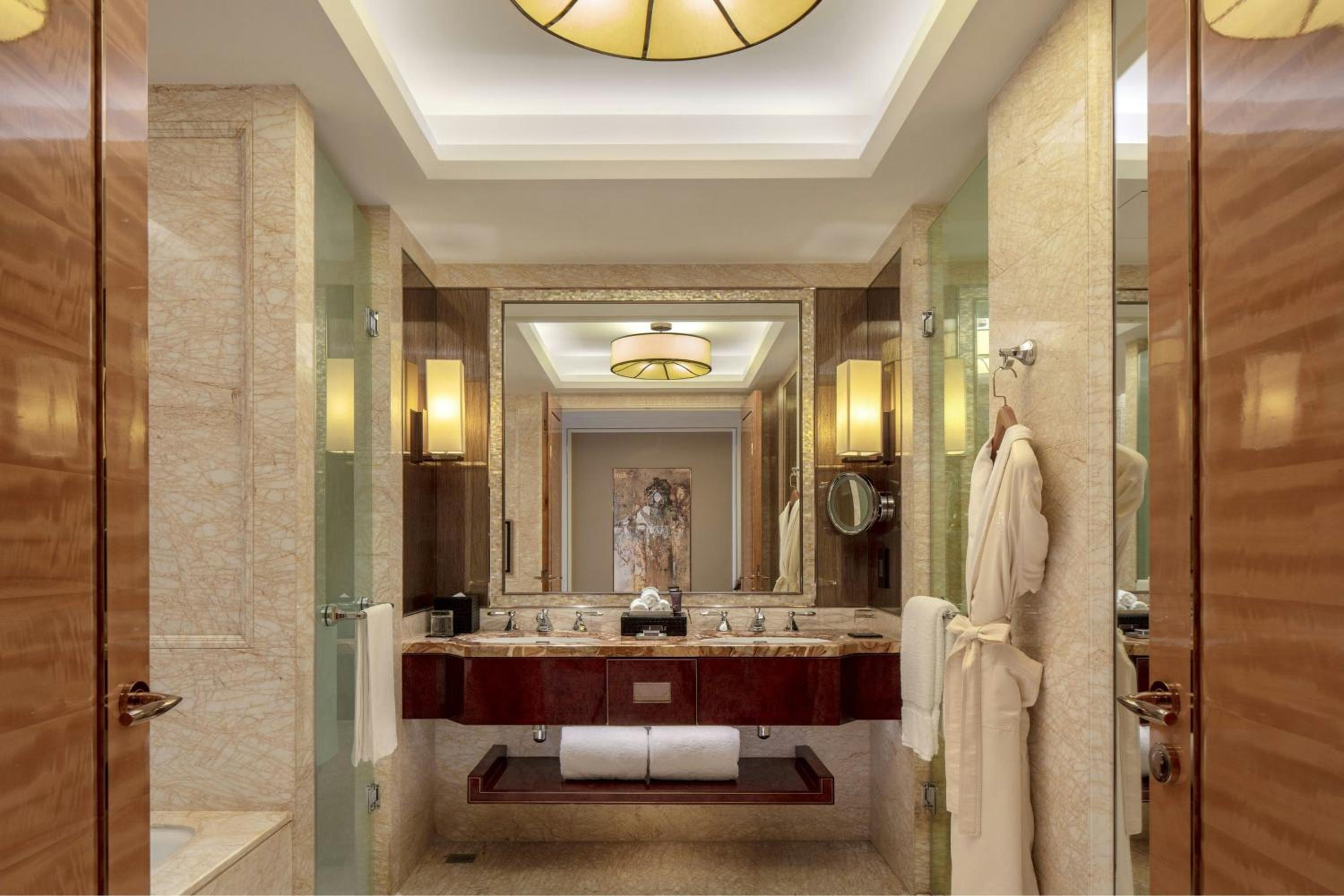 1 King Bed, Square View, Club Lounge Access, Guest Room