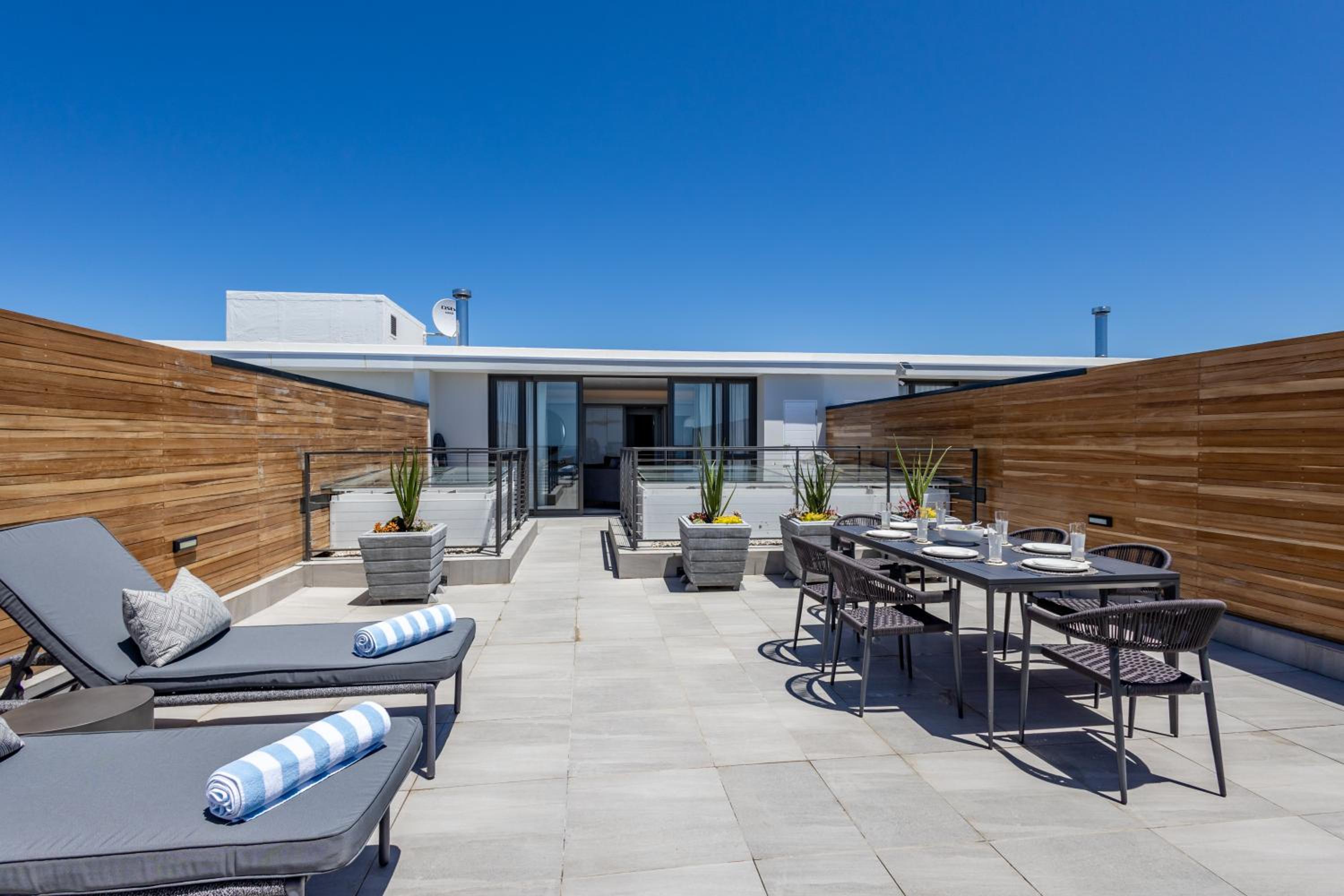 Two Bedroom Luxury Penthouse Apartment 404