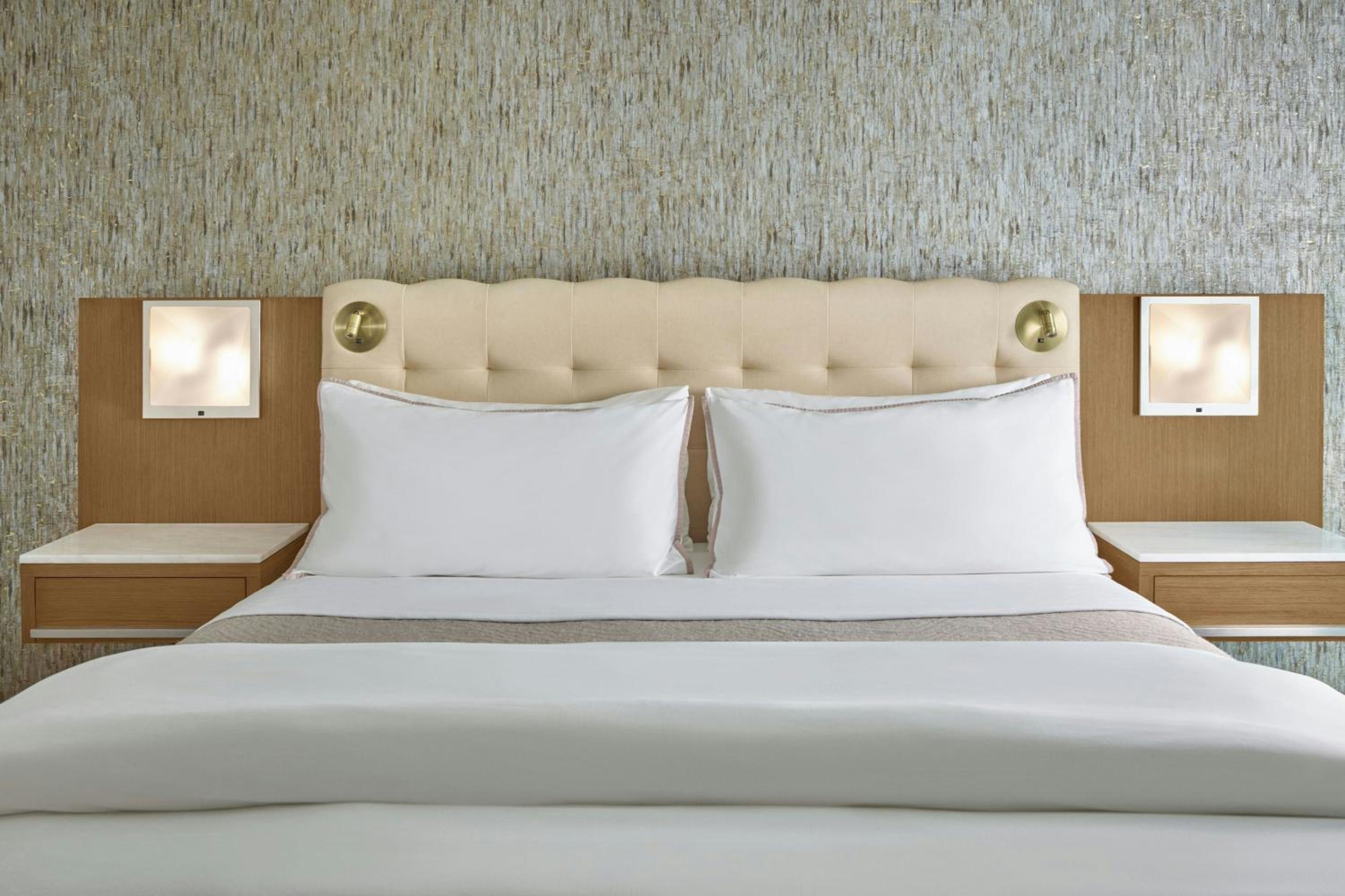 King Room with Adapted Tub - Mobility and Hearing Accessible