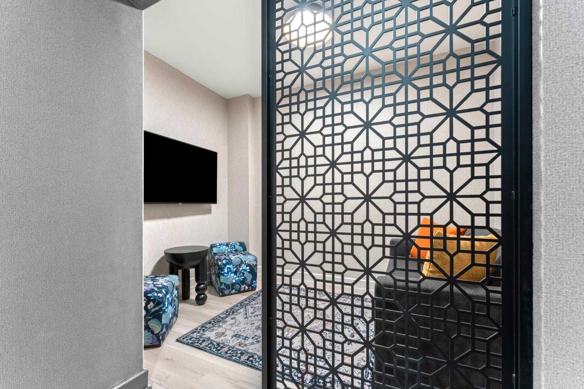 One-Bedroom Queen Suite